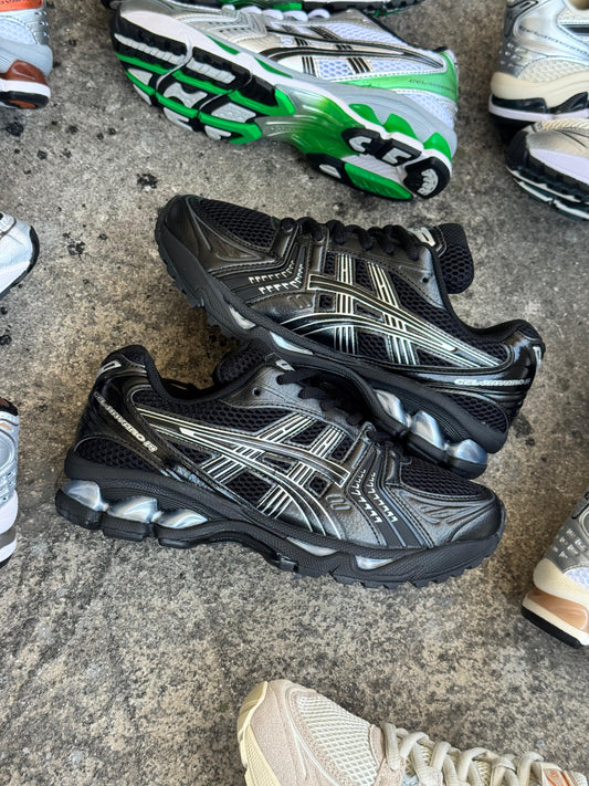 ASICS NEGRO LINEA BLANCA