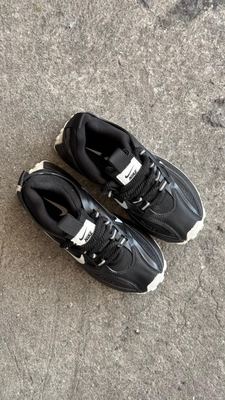 NIKE BALLELY  NEGRO BLANCO PROMO