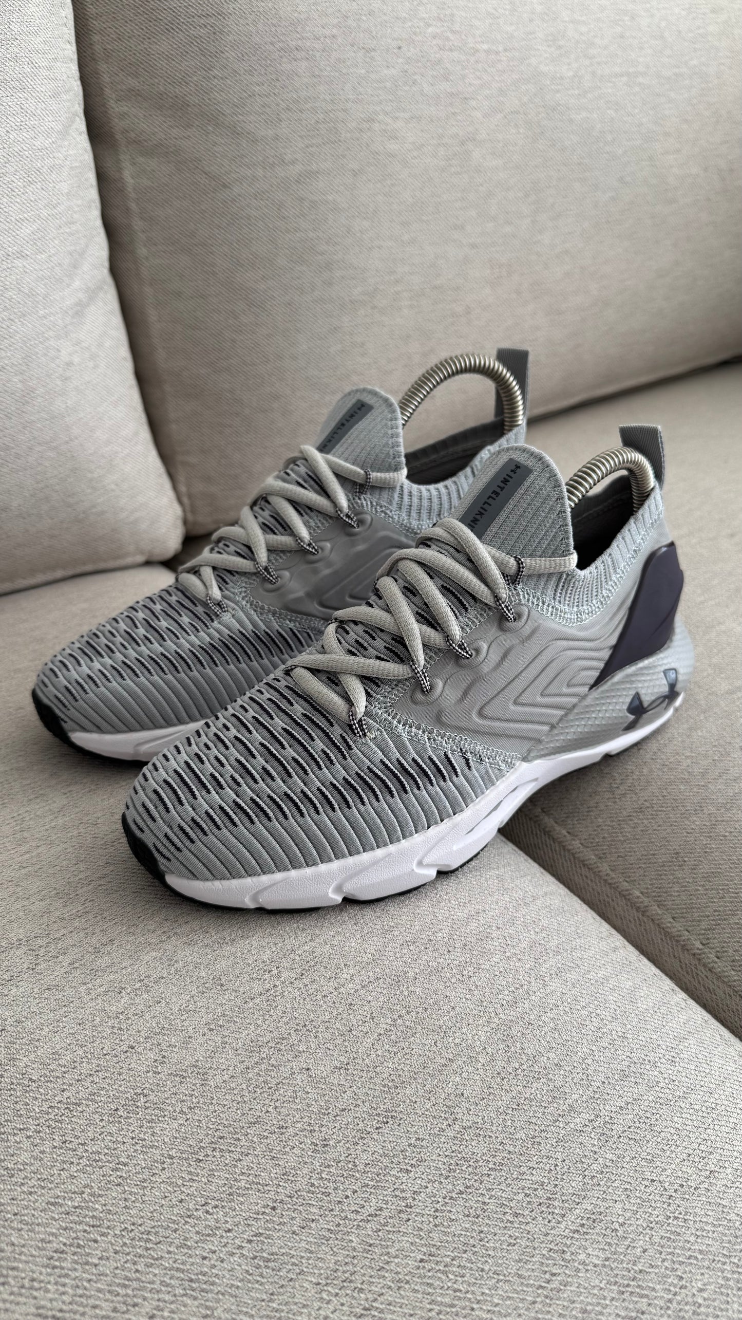 UNDER ARMOUR GRIS MORADO