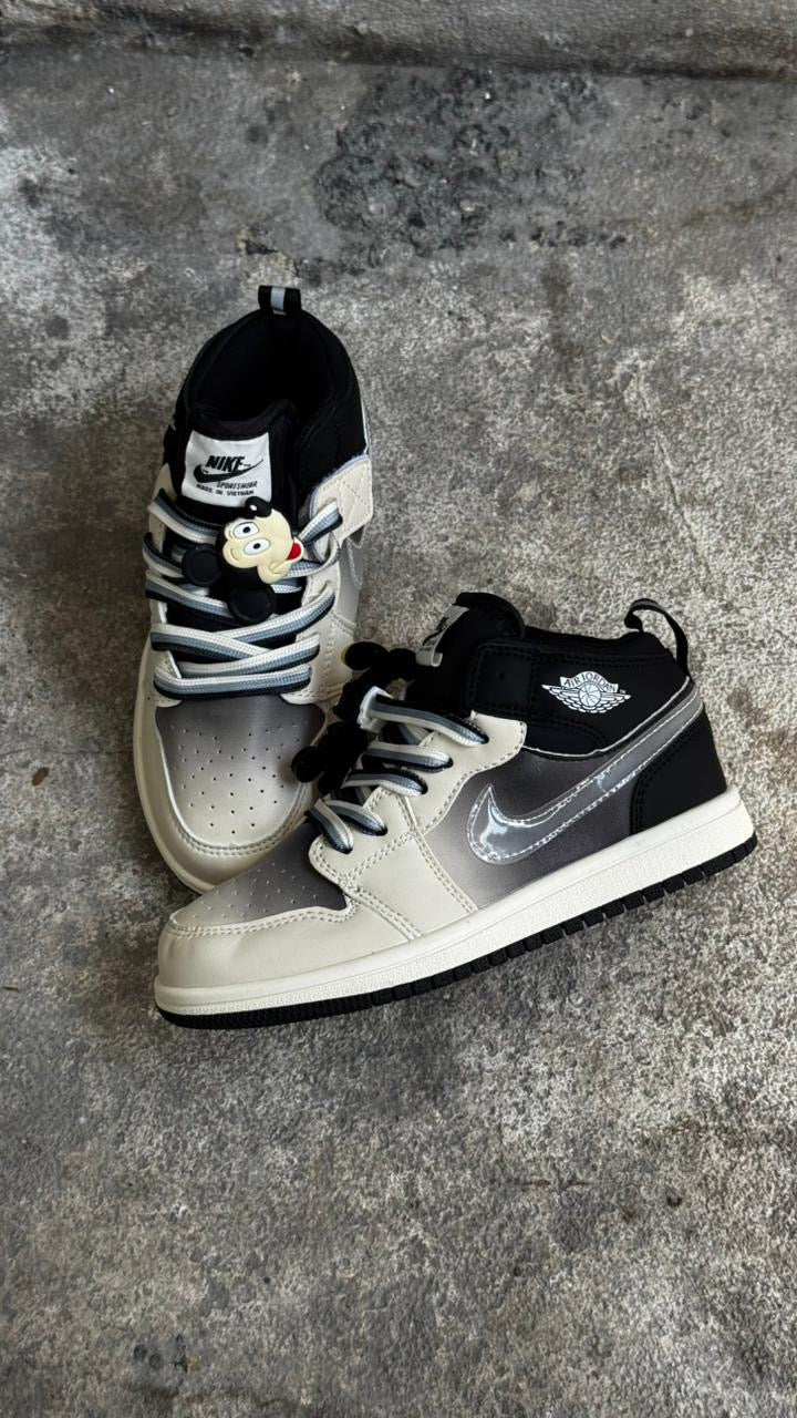 JORDAN RETRO 1 NEGRA BLANCA NIÑO