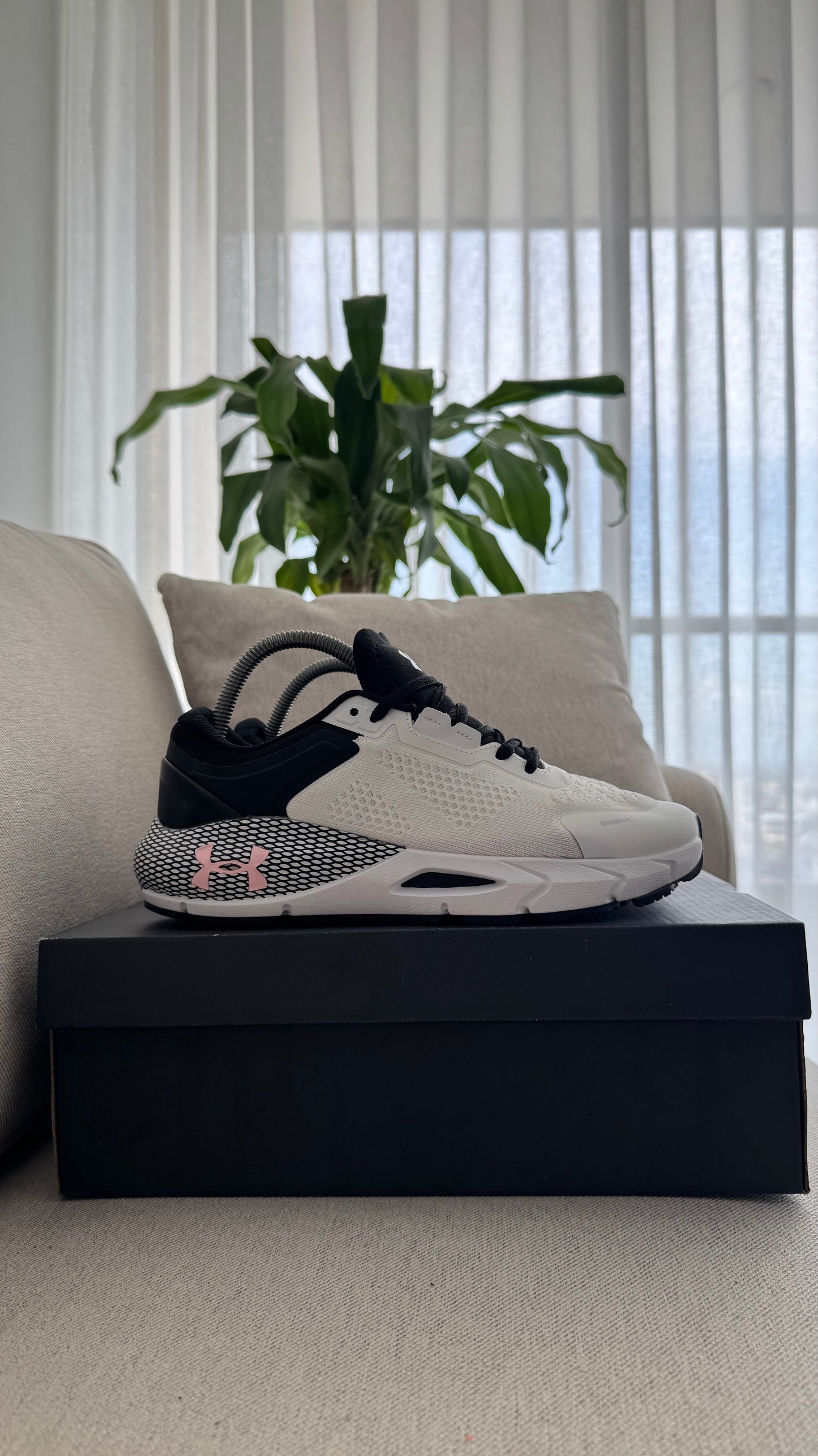 UNDER ARMOUR TENIS BLANCO GRIS ROSA