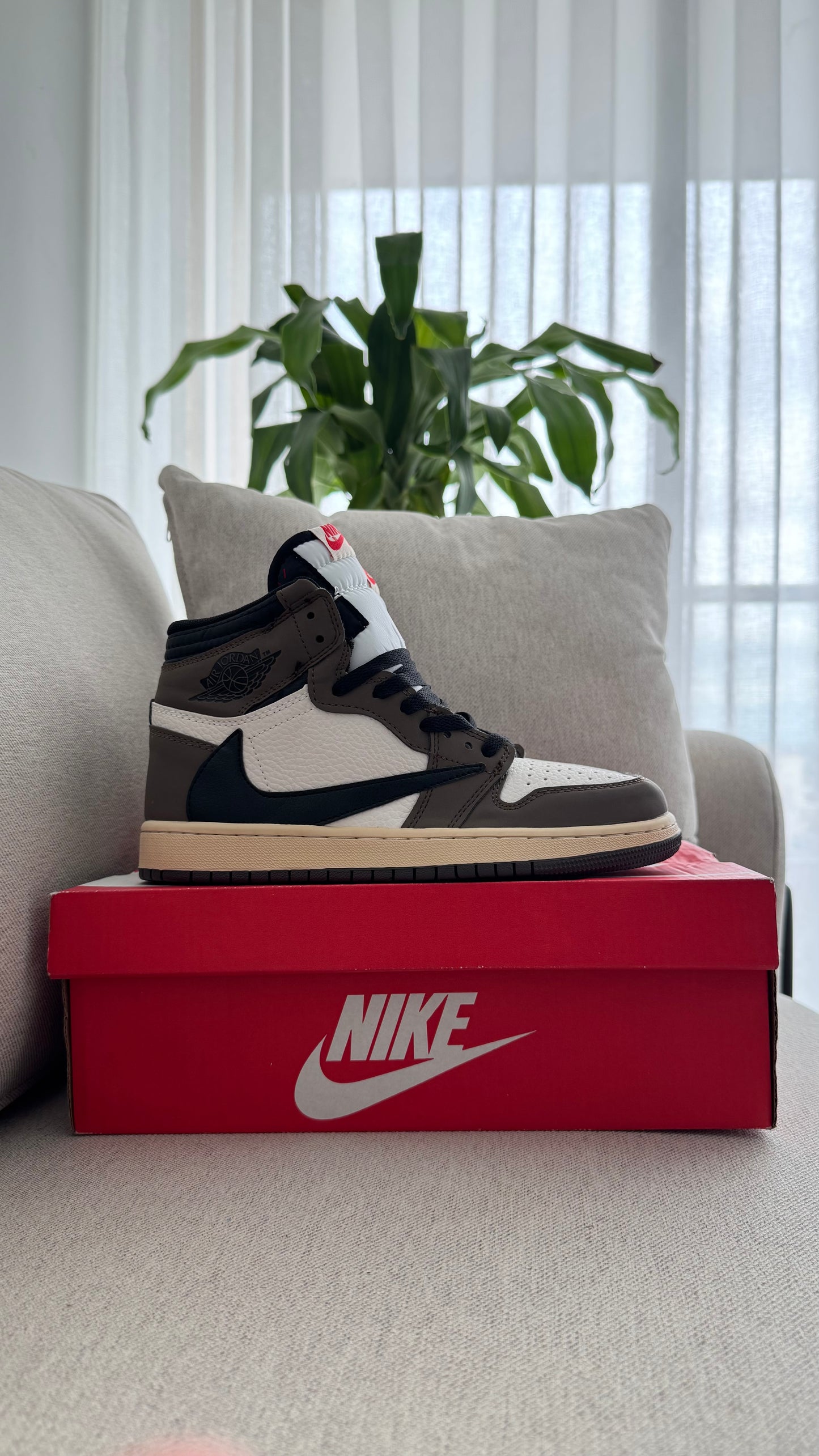 NIKE JORDAN RETRO 1 TRAVIS SCOTT BLANCO CAFE