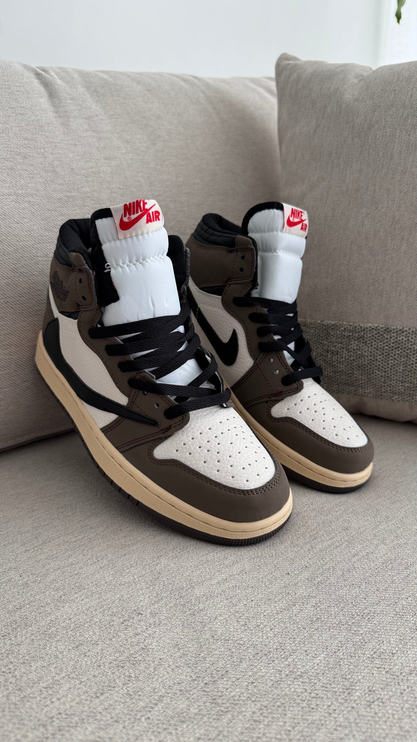 NIKE JORDAN RETRO 1 TRAVIS SCOTT BLANCO CAFE