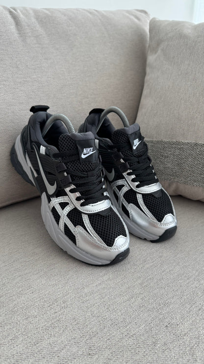 NIKE V2K NEGRO PLATA