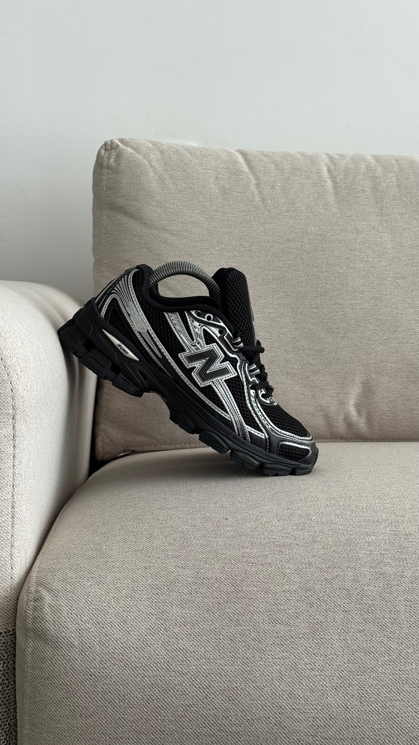 NEW BALANCE 740 NEGRA PLATA