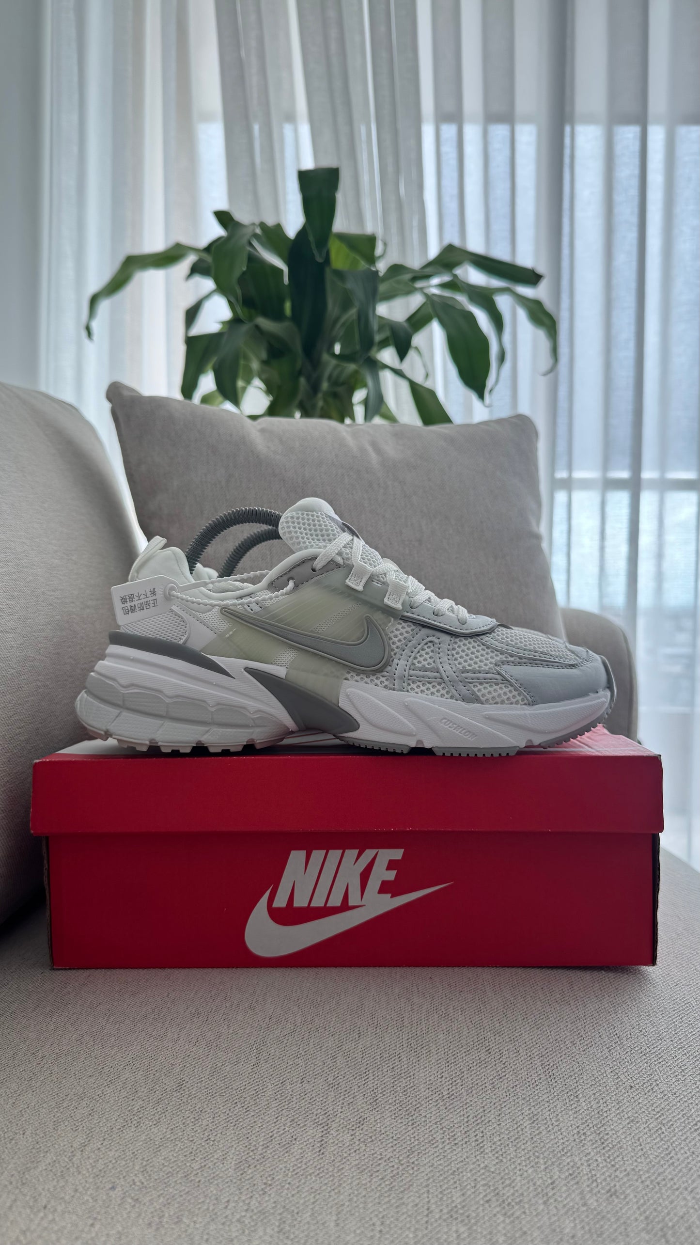 NIKE V2K BLANCO GRIS