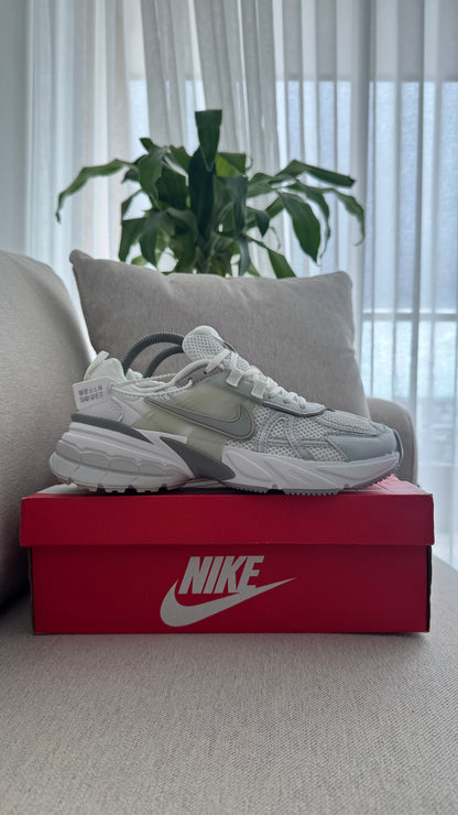 NIKE V2K BLANCO GRIS