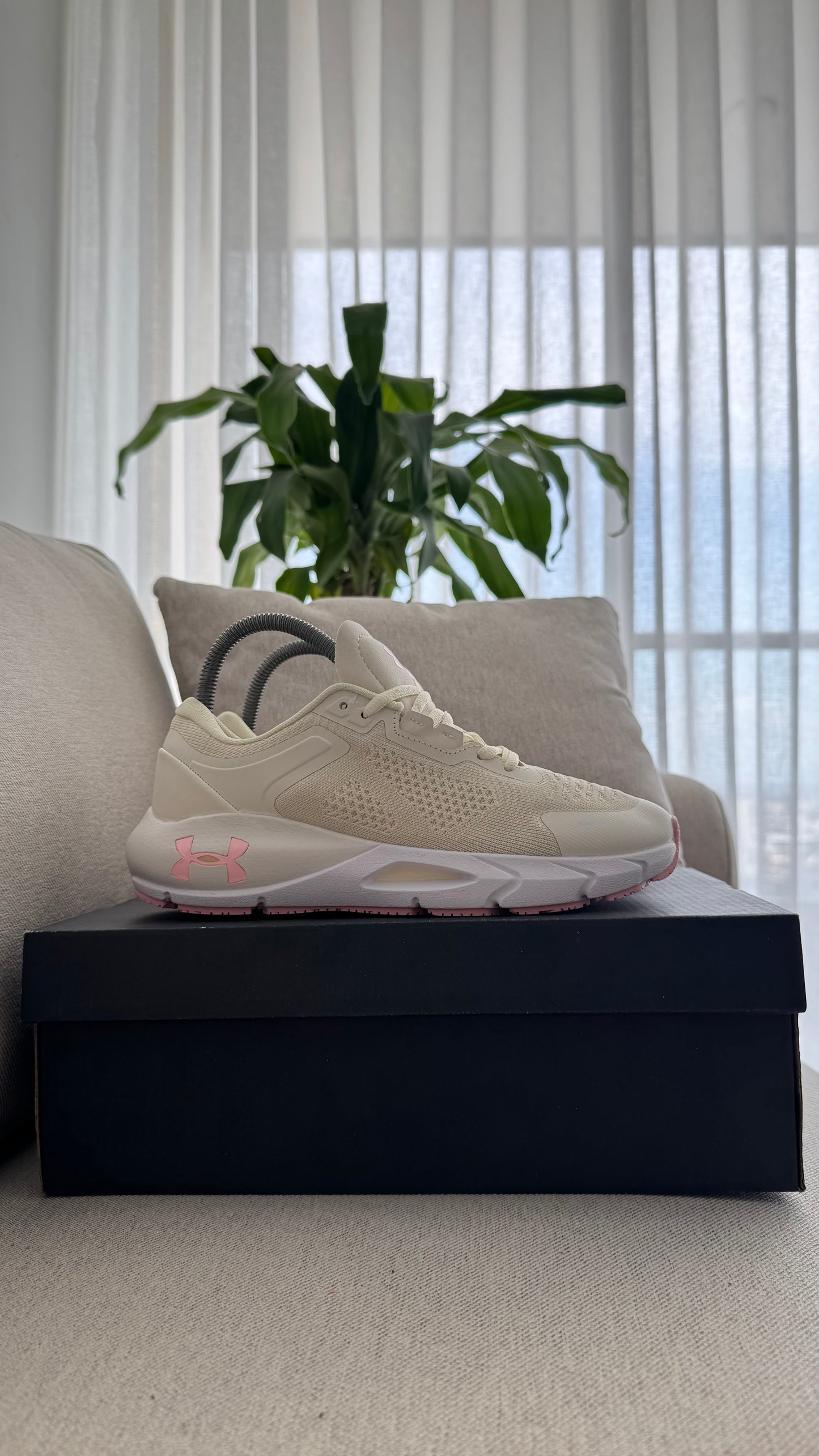 UNDER ARMOUR BEIGE