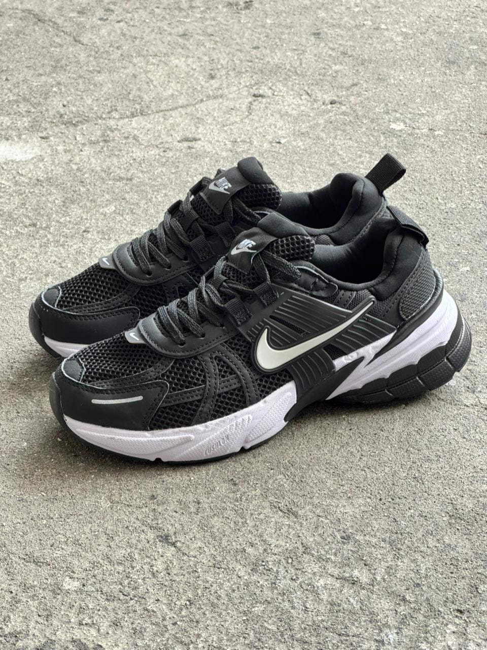 NIKE V2K NEGRO BLANCO