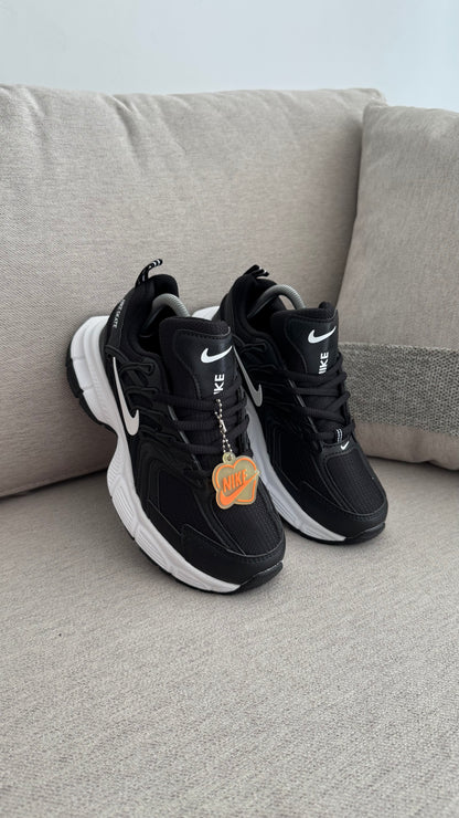 NIKE SKATE NEGRO BLANCO