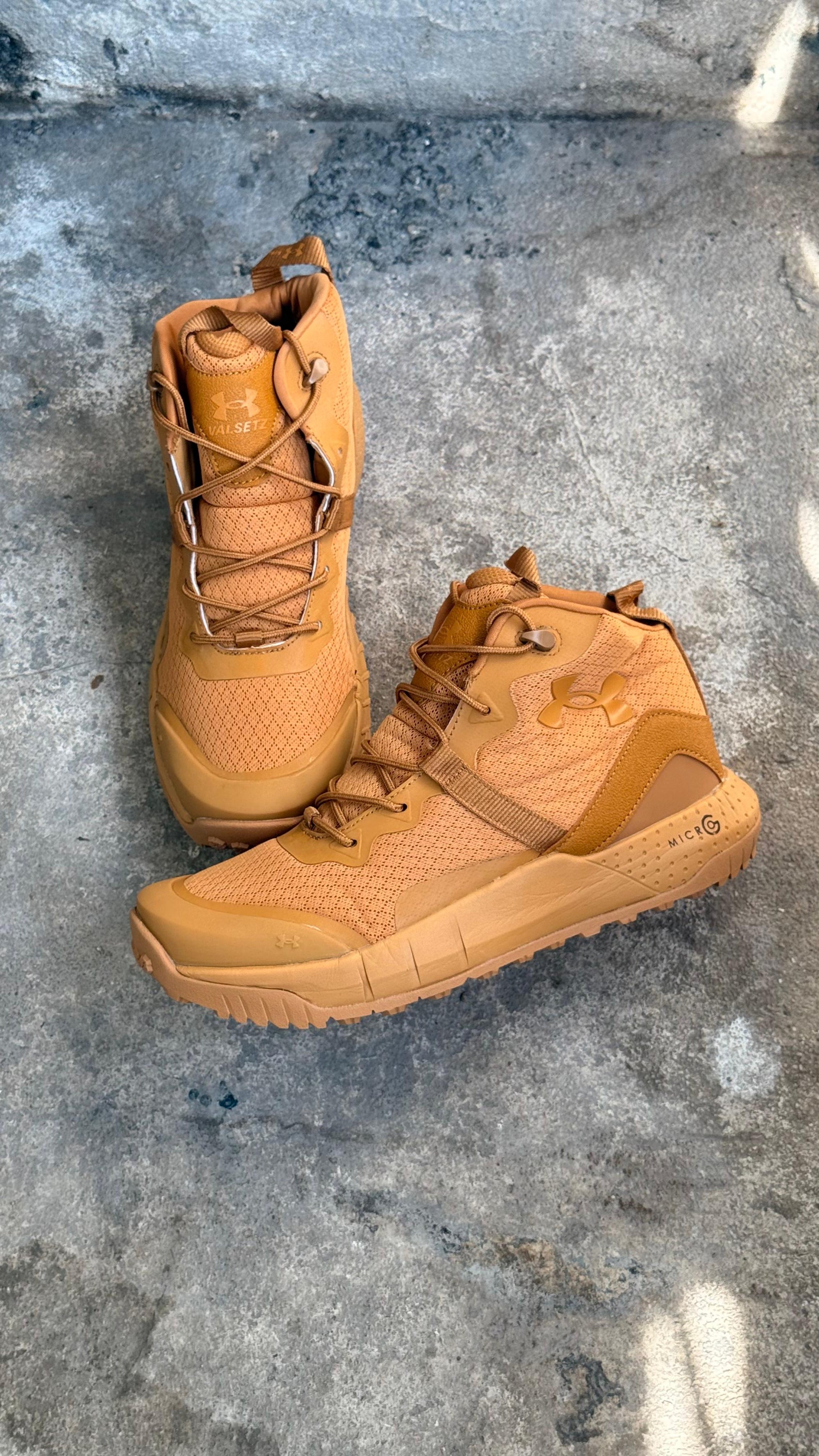 UNDER ARMOUR BOTA CARAMELO