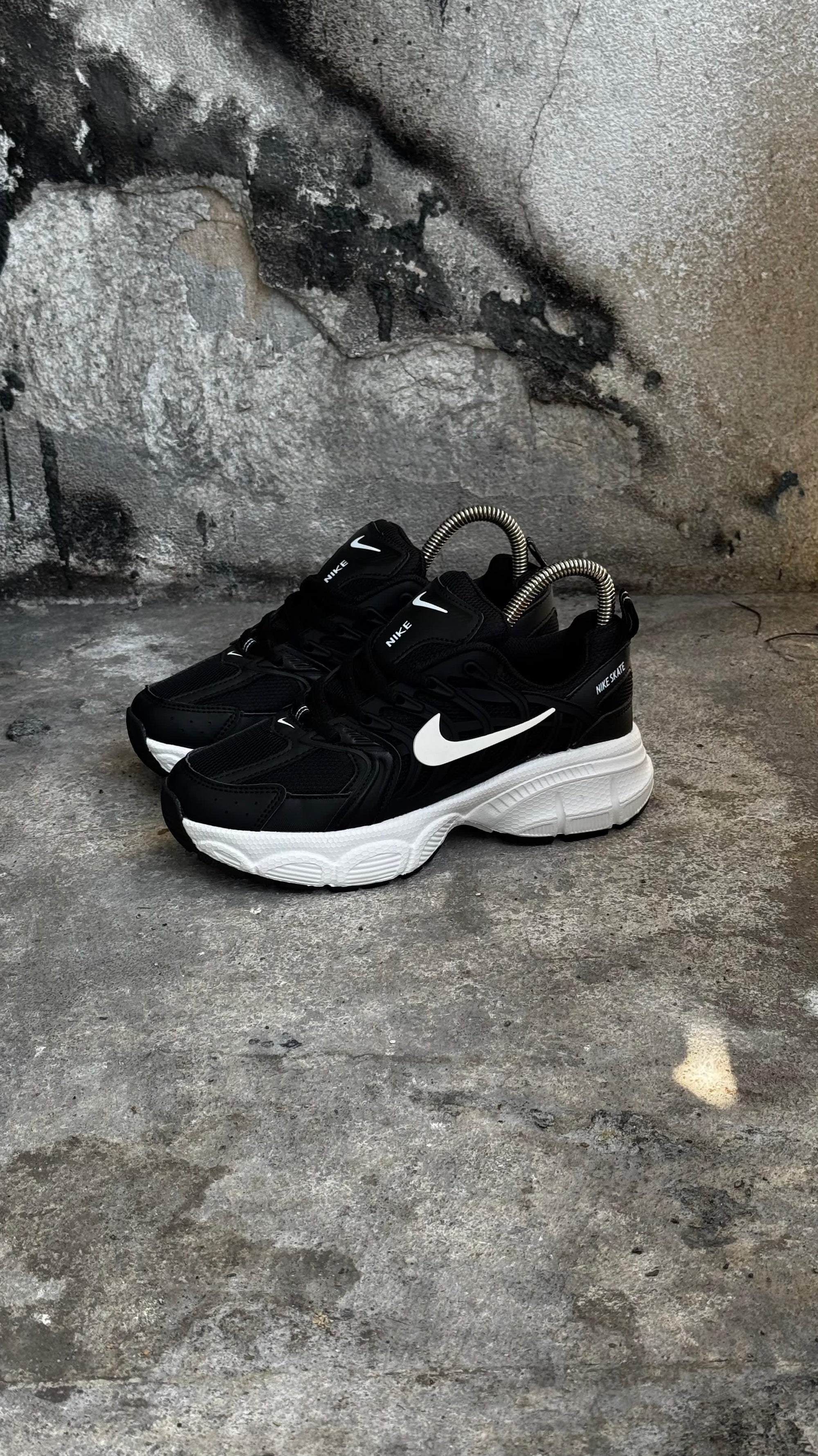 NIKE SKATE 26 NEGRO BLANCO