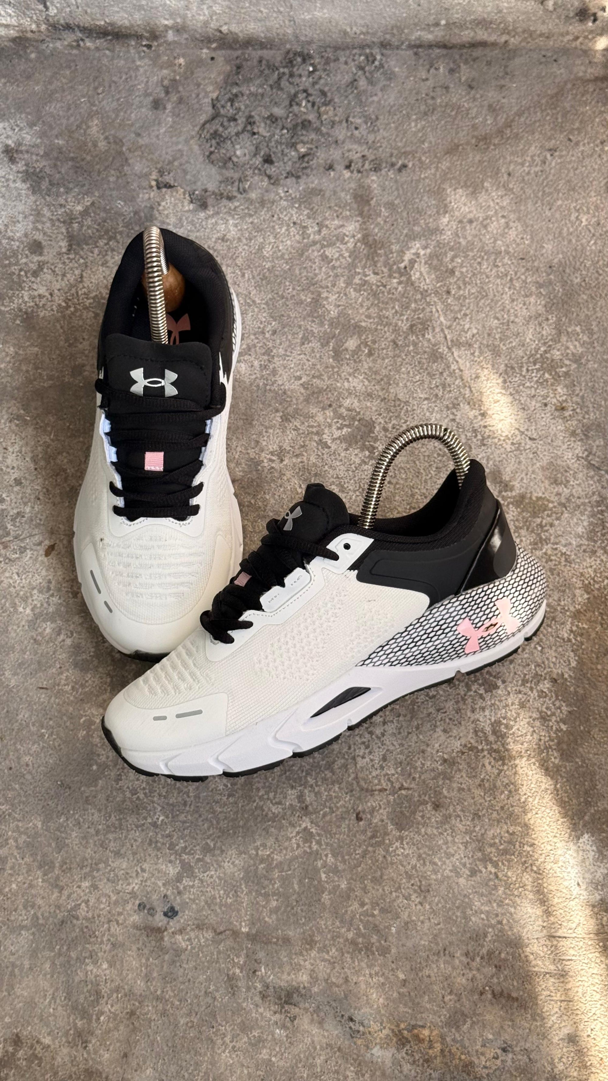 UNDER ARMOUR TENIS BLANCO GRIS ROSA