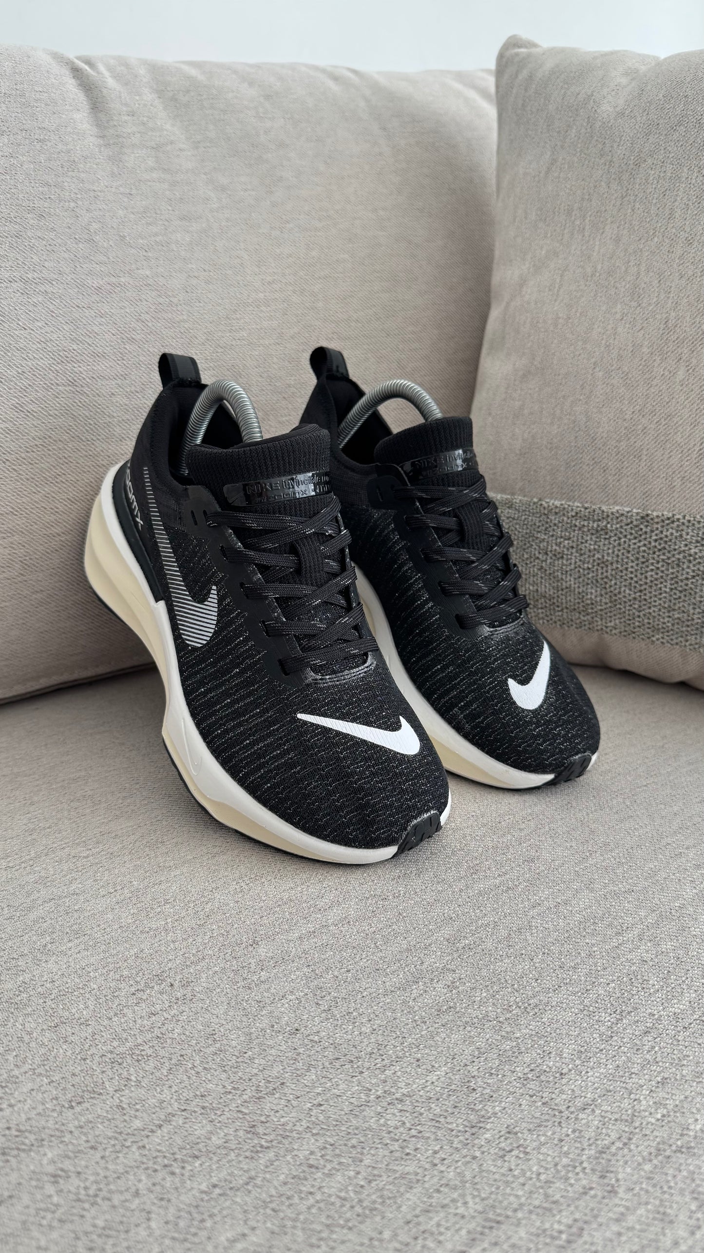 NIKE INVINCIBLE RUN 3 NEGRO BLANCO