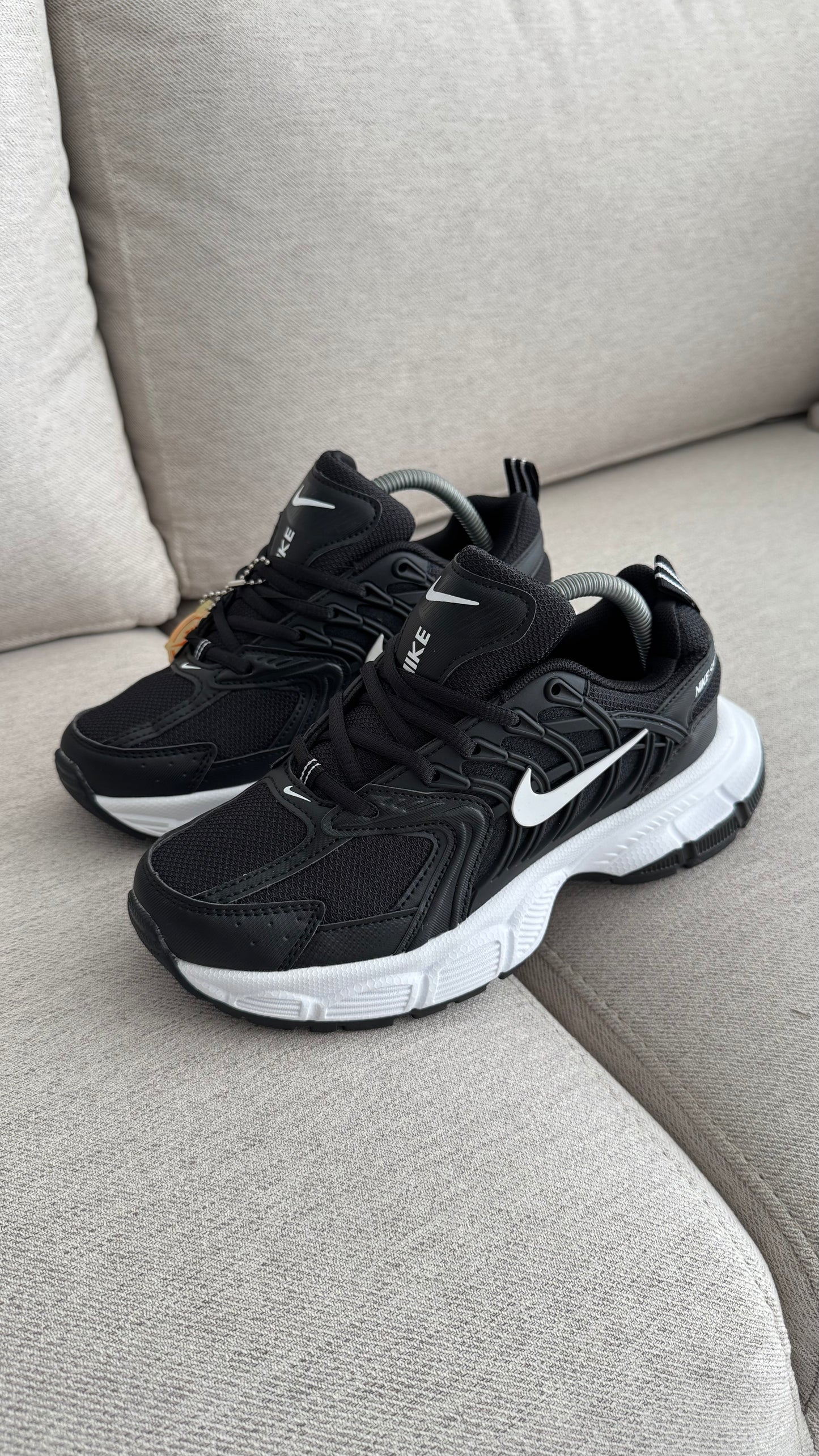 NIKE SKATE NEGRO BLANCO