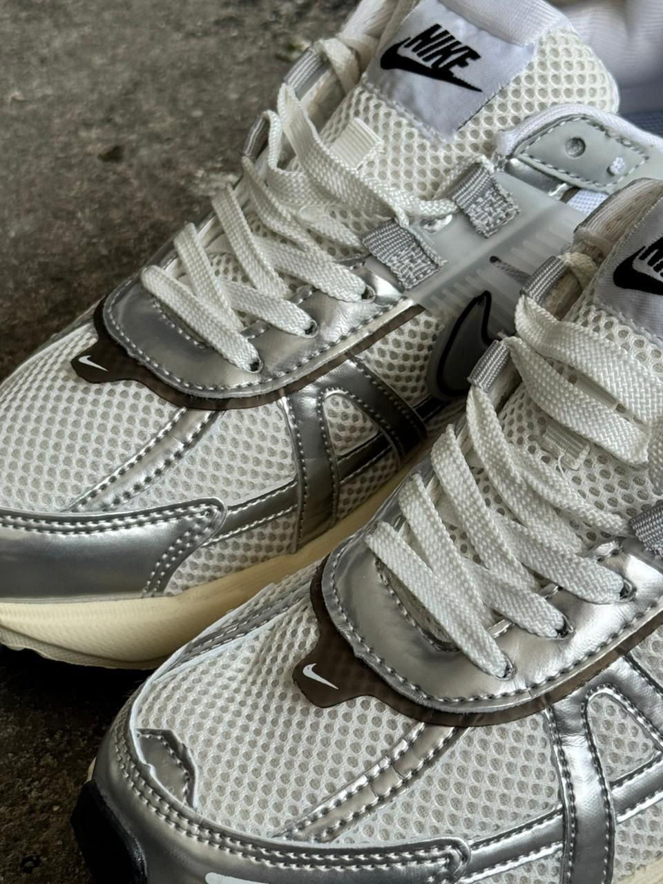 NIKE V2K PLATA 26