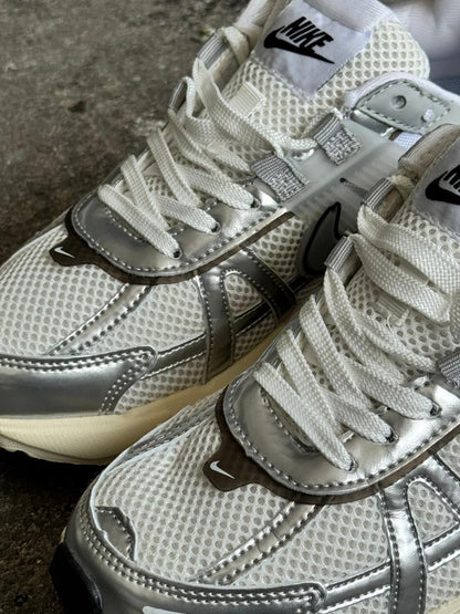 NIKE V2K PLATA 26