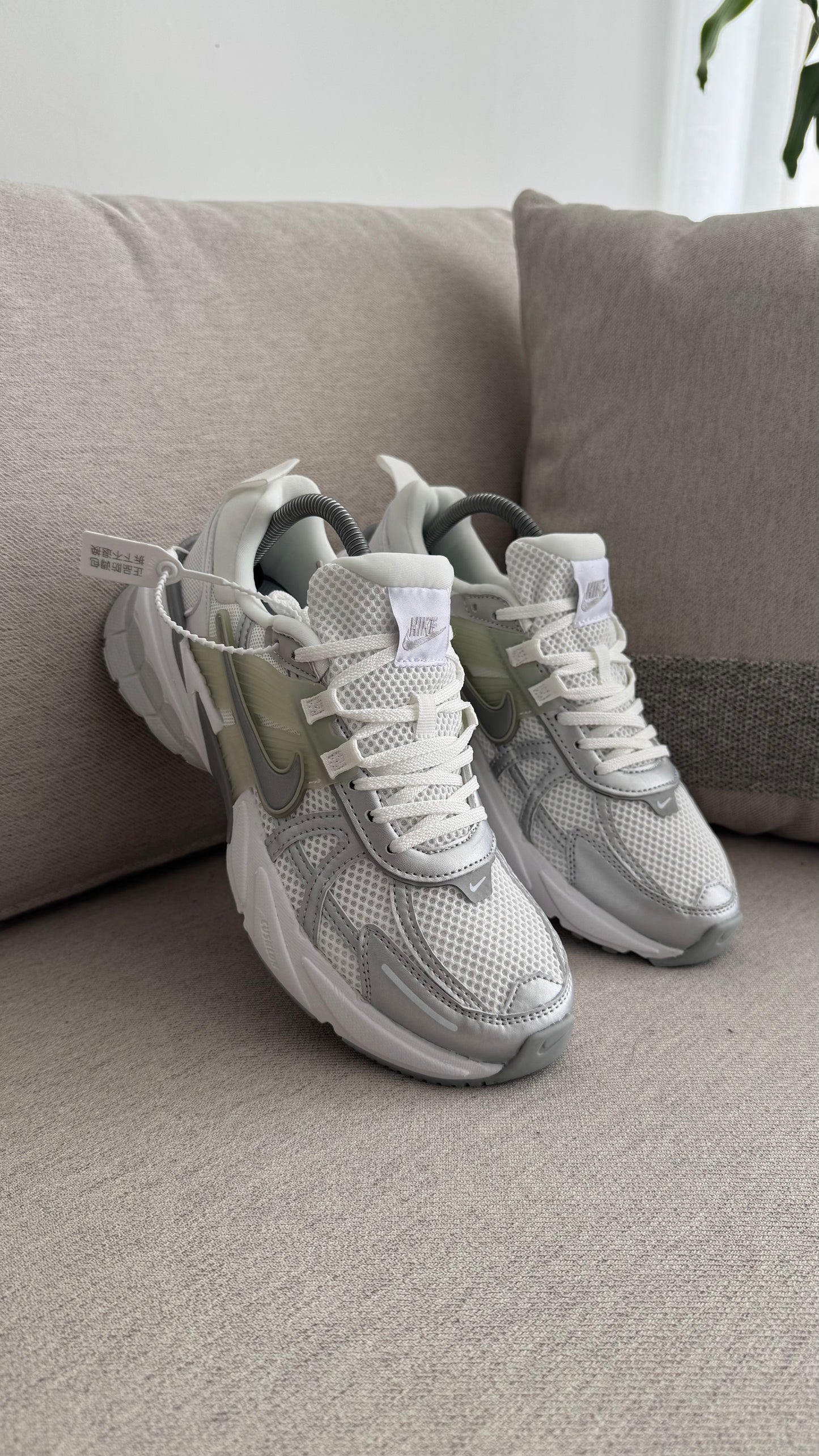 NIKE V2K BLANCO GRIS