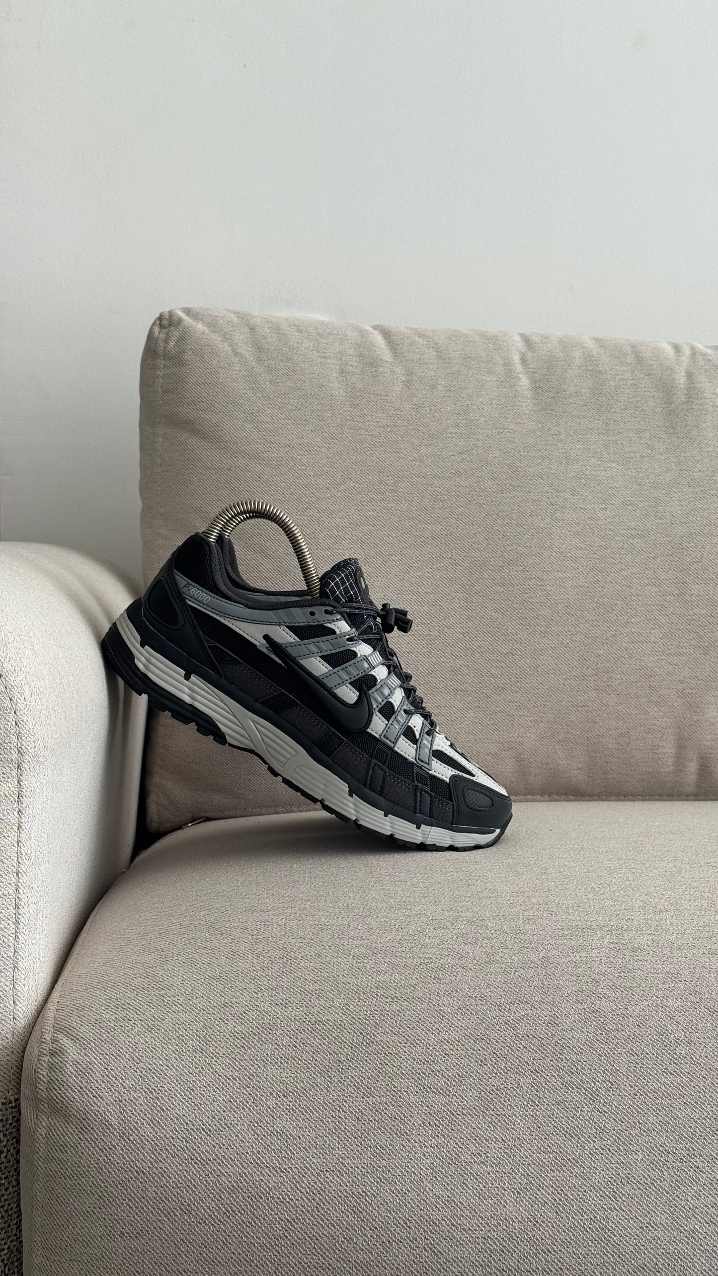 NIKE P6000 NEGRO BLANCO