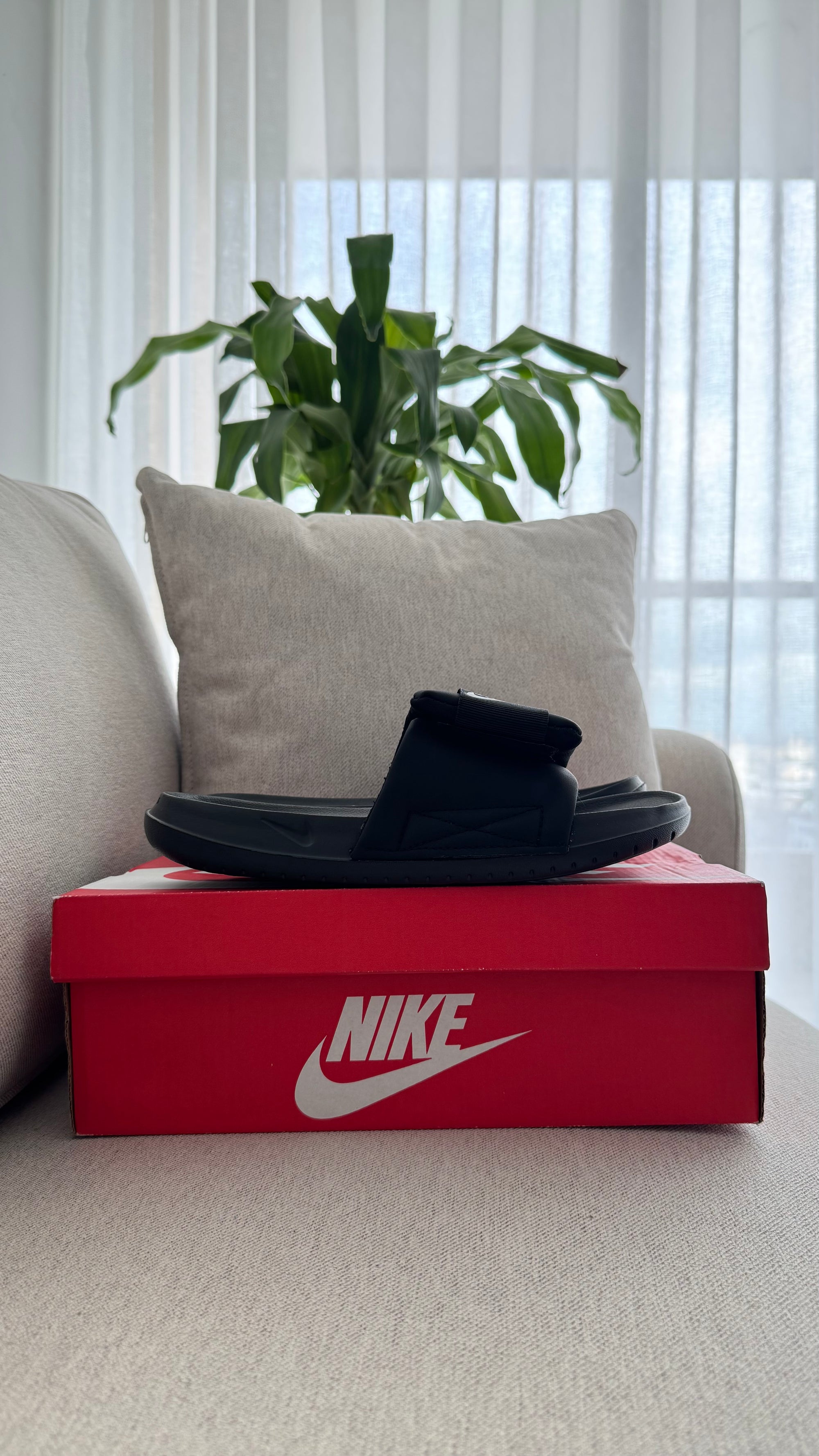 NIKE PANTUFLA NEGRA