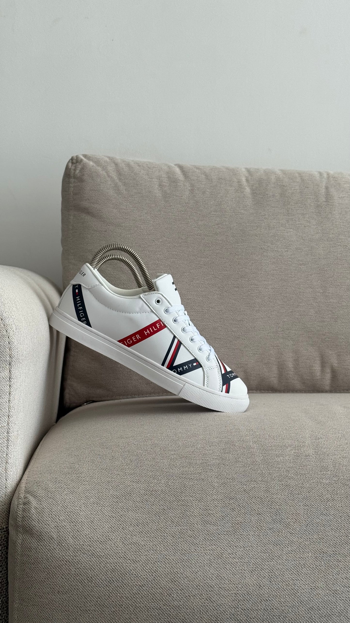 TOMMY HILFIGER ZAPATILLA BLANCA AZUL ROJA