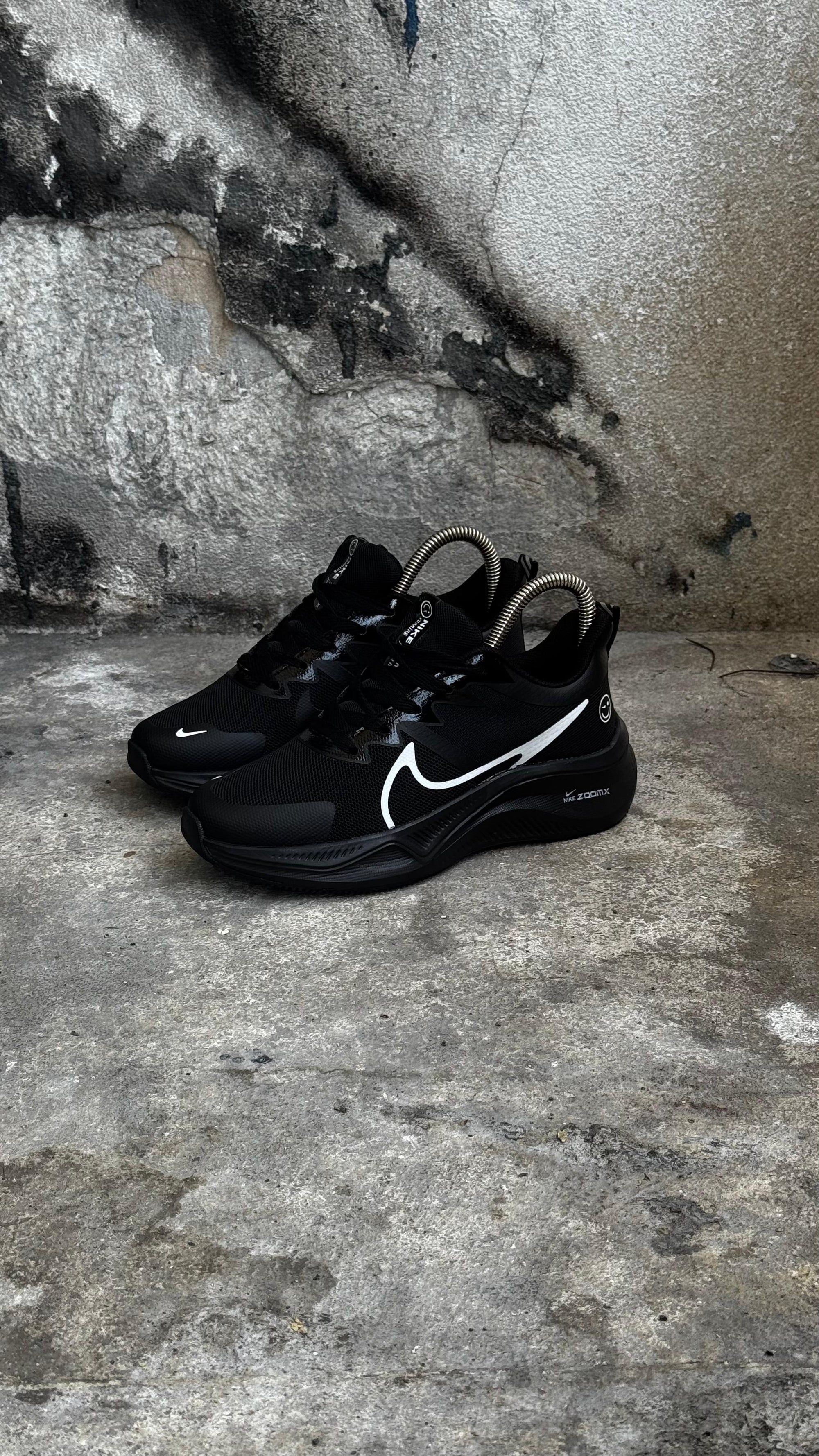 NIKE ZOOM CARITA NEGRO CHULO BLANCO