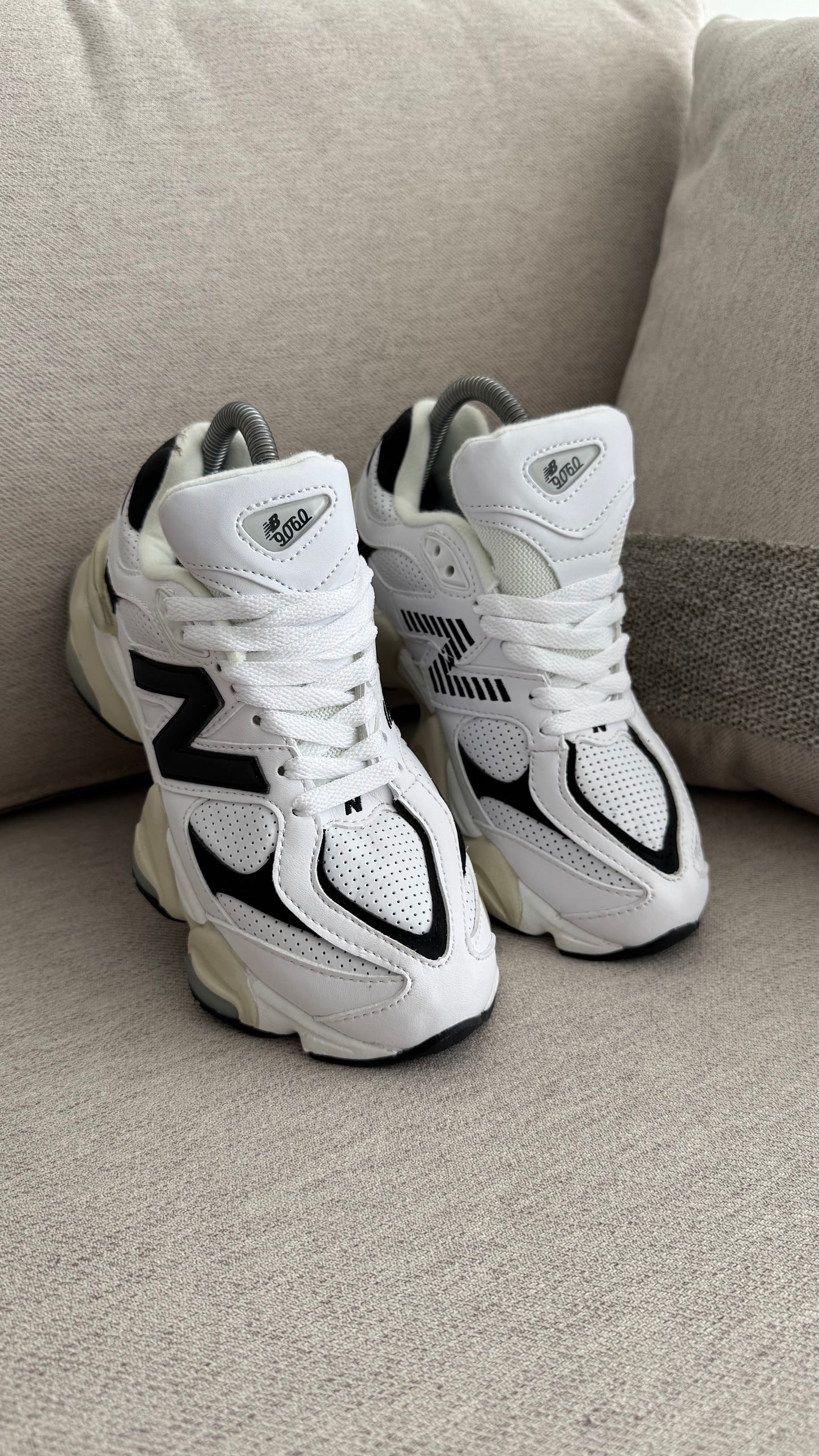 NEW BALANCE 9060 BEIGE NEGRO