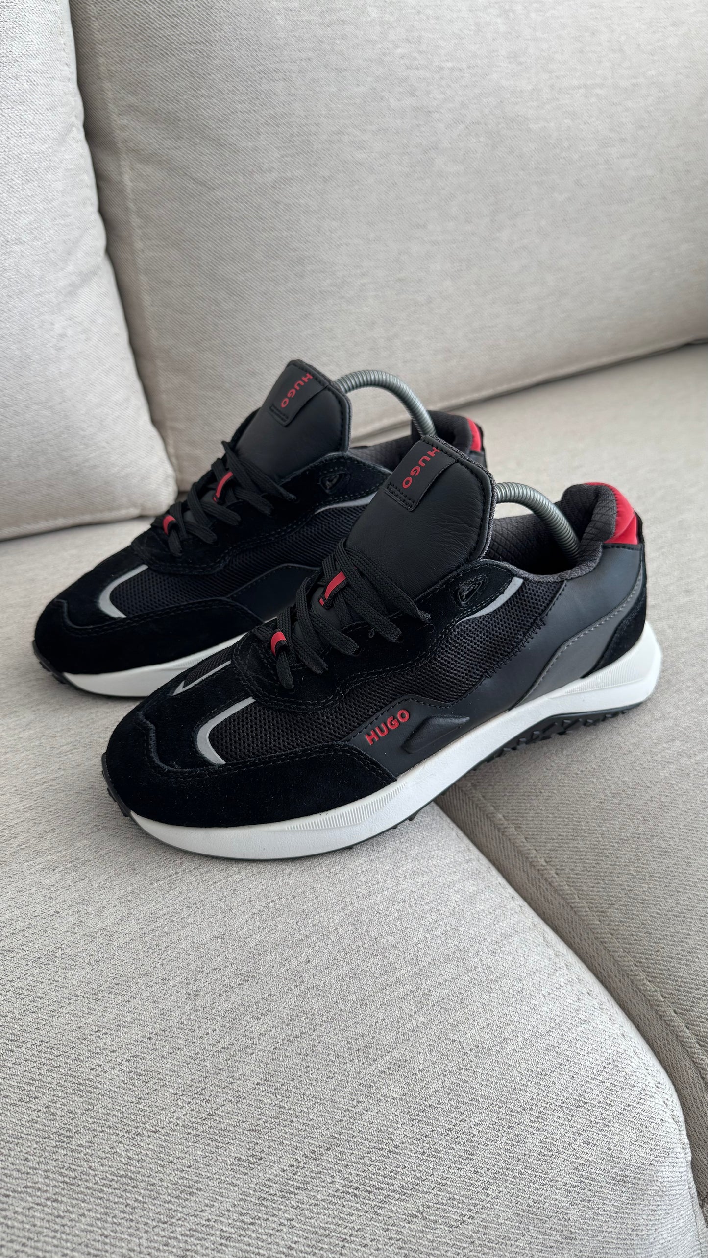 HUGO BOSS NEGRO BLANCO ROJO