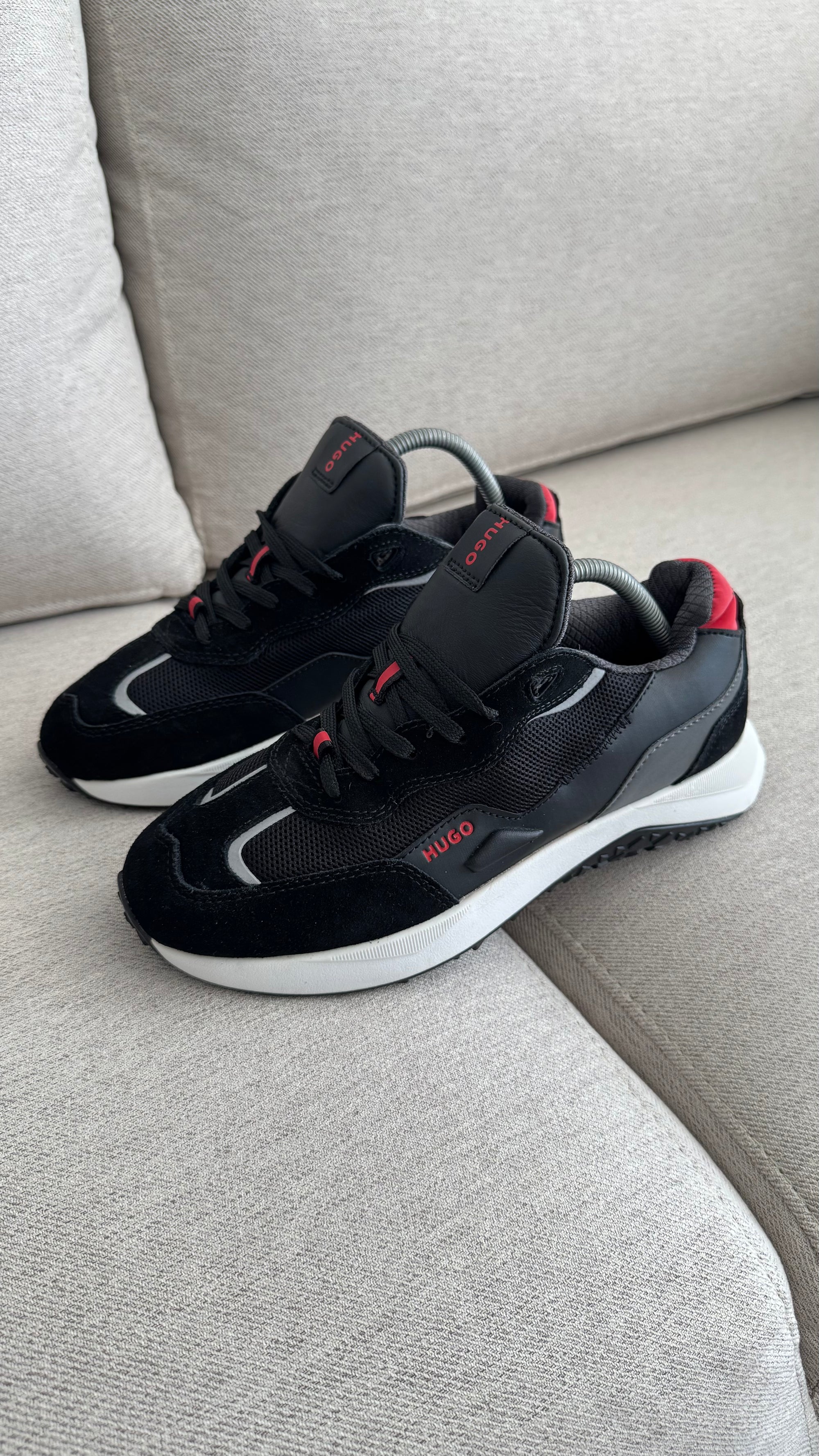 HUGO BOSS NEGRO BLANCO ROJO