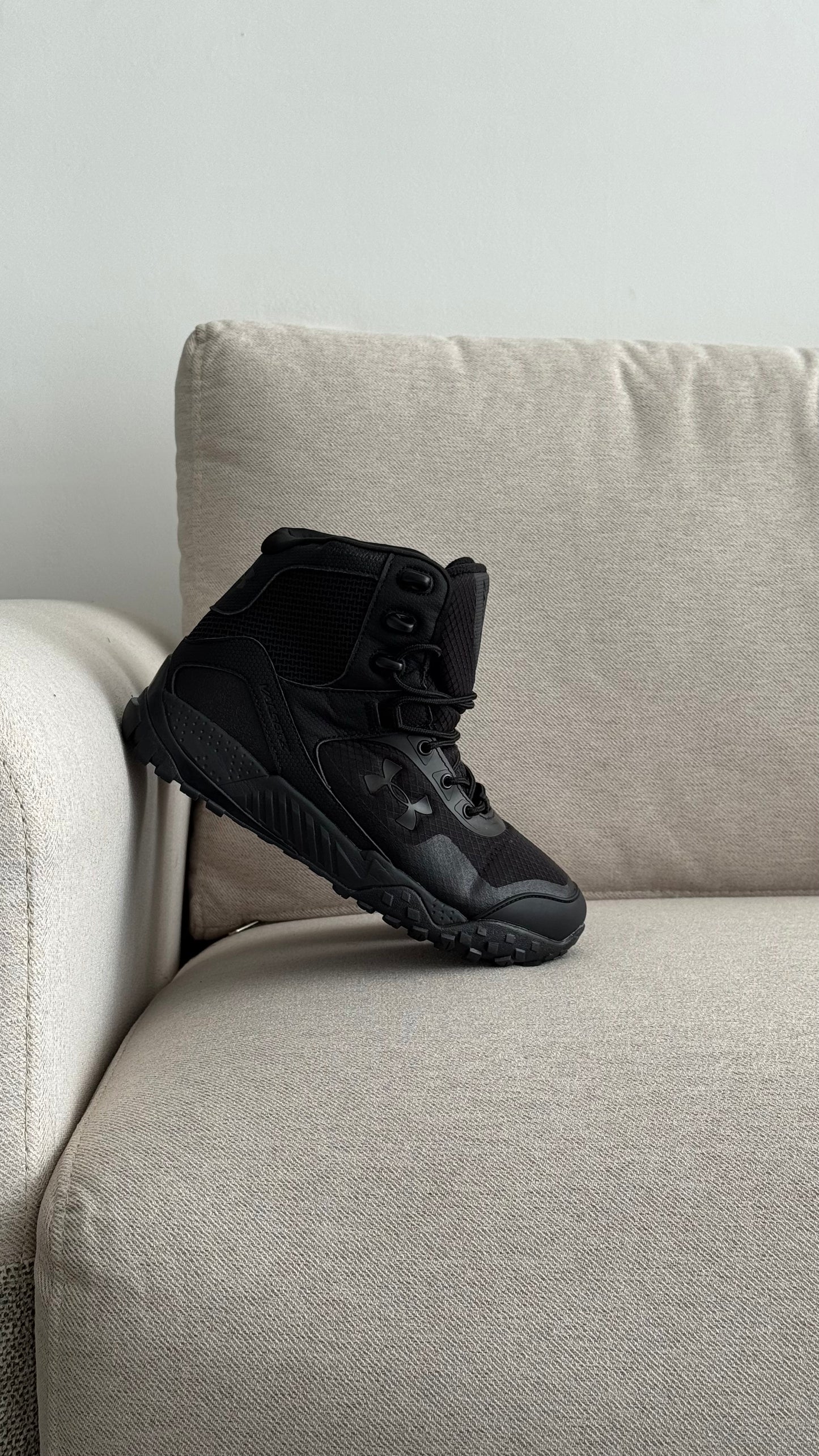 BOTA UNDER ARMOUR NEGRO DAMA
