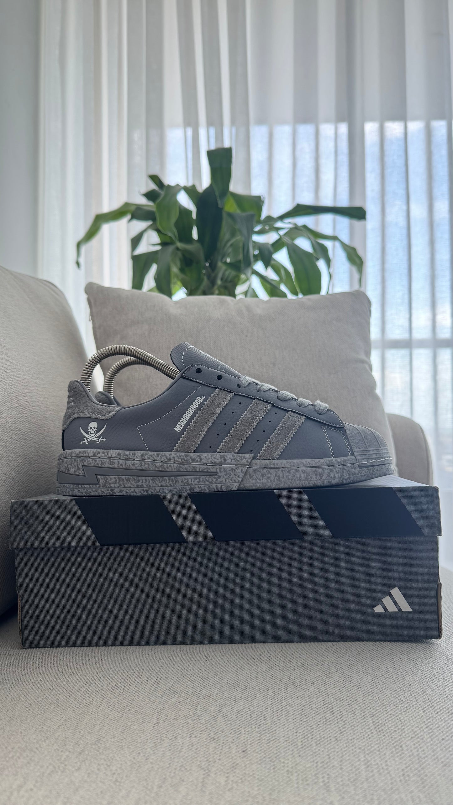 ADIDAS SUPER STAR NEIGHBORHOOD  GRIS OSCURO
