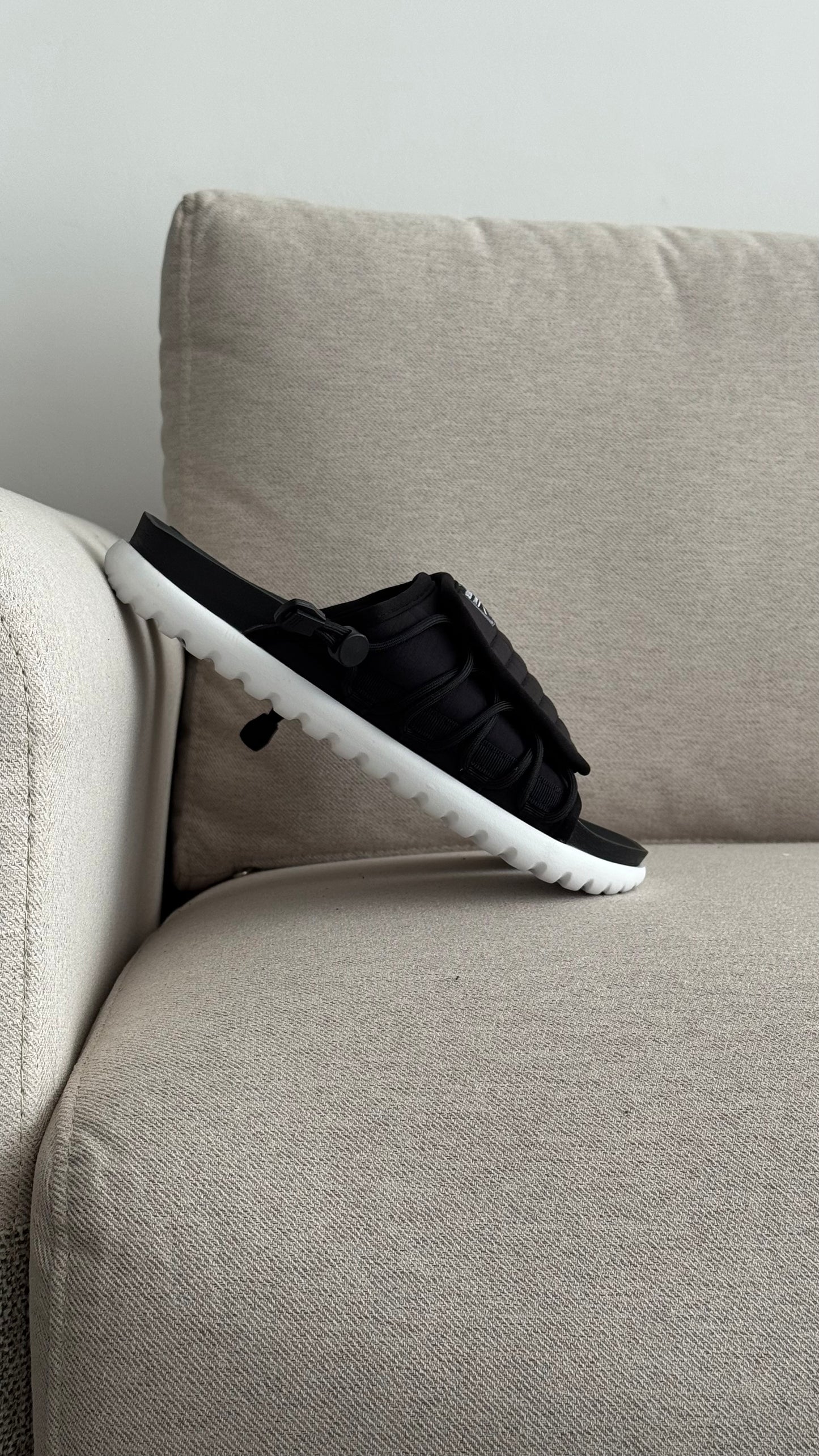 NIKE CHANCLA ASUNA NEGRO BLANCO