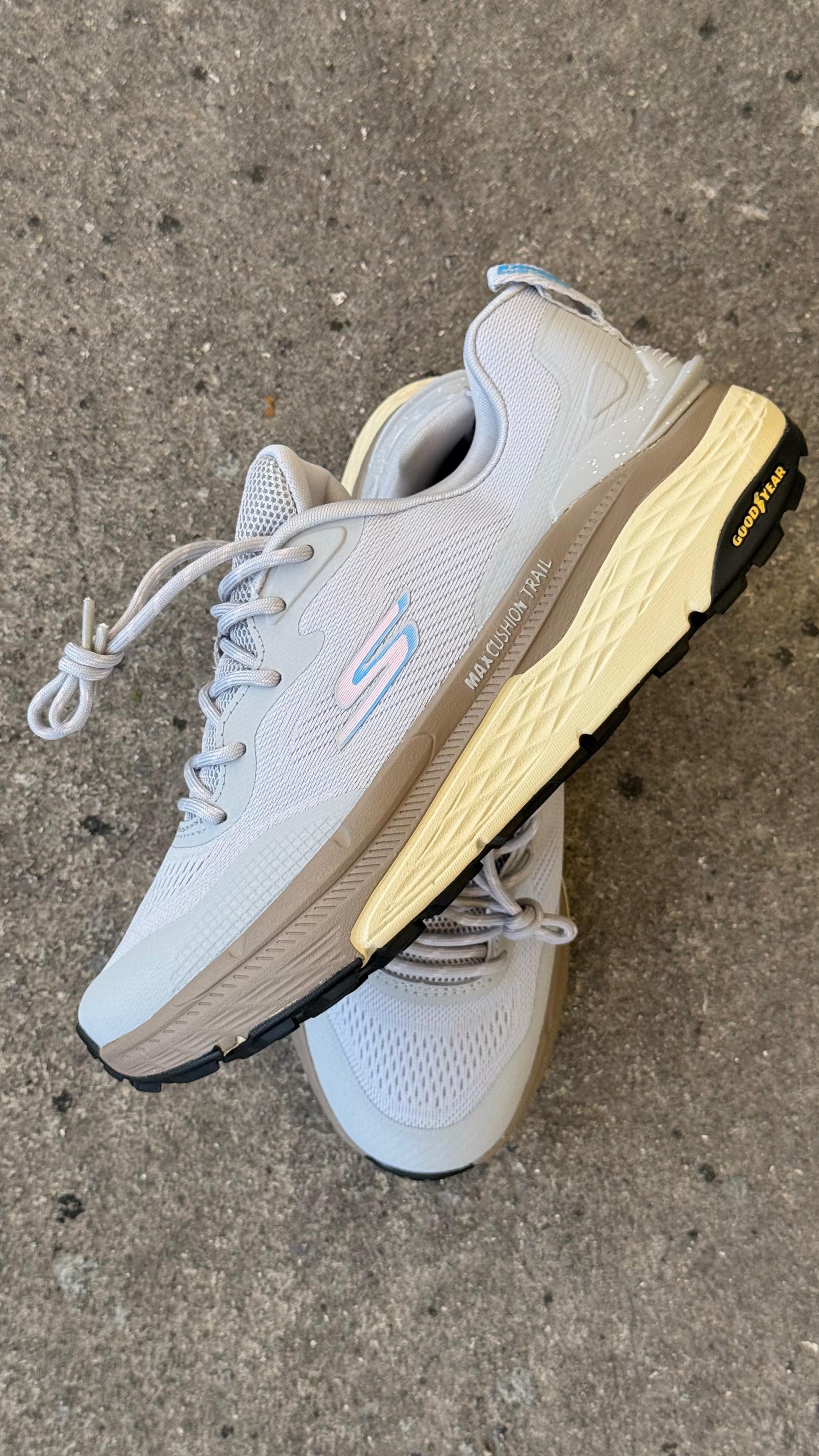 SKETCHERS GYEAR GRIS CAFE