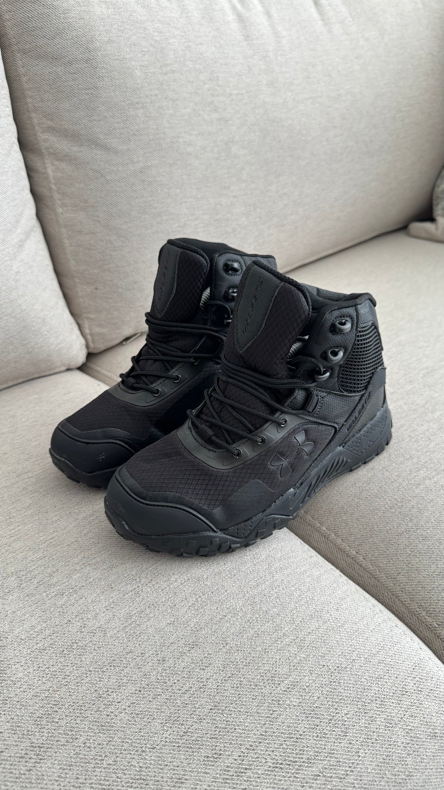 BOTA UNDER ARMOUR NEGRO DAMA