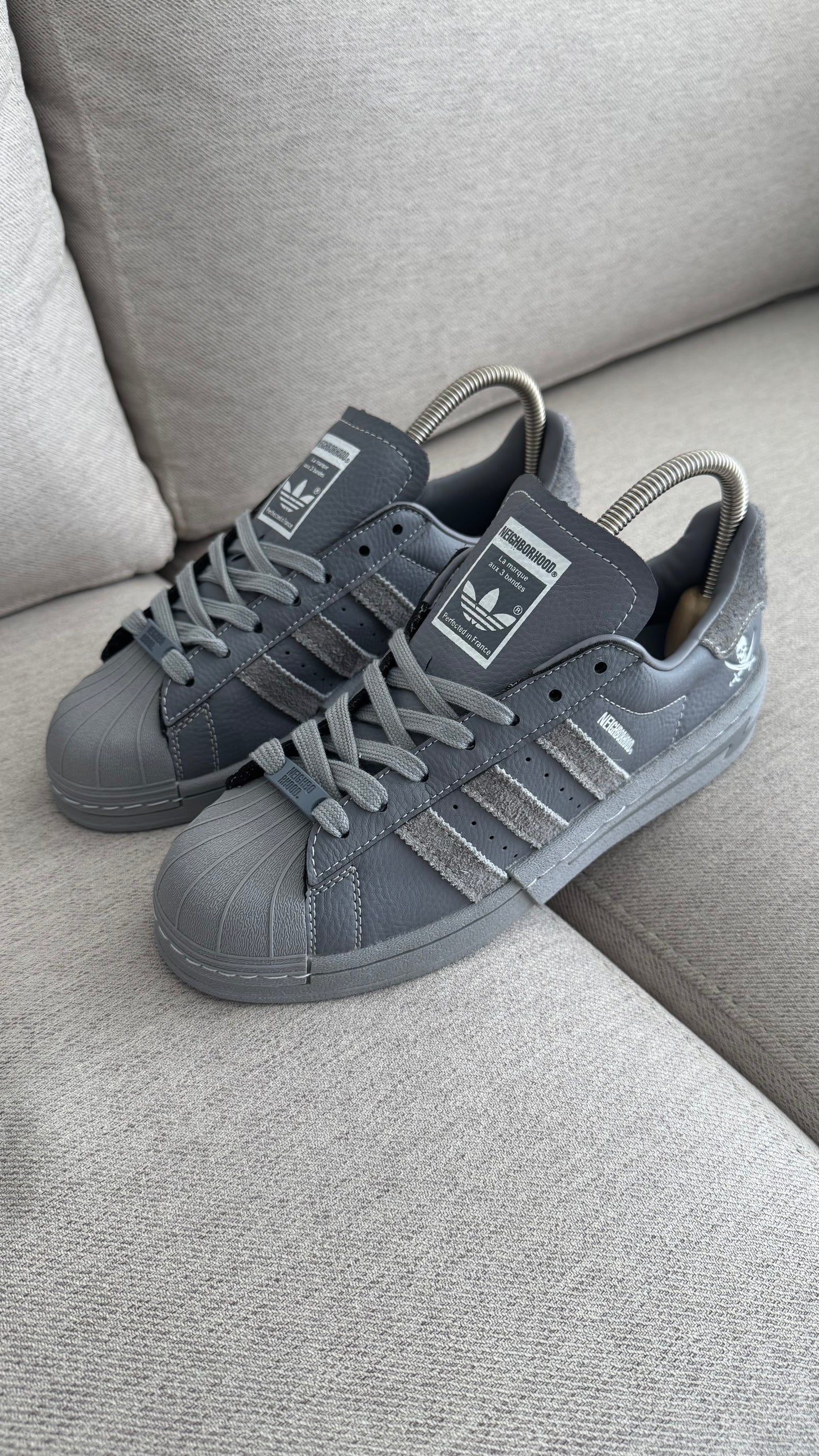ADIDAS SUPER STAR NEIGHBORHOOD  GRIS OSCURO