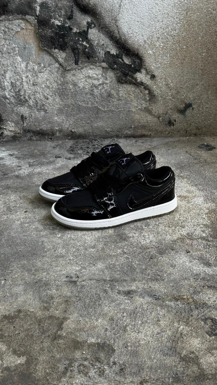JORDAN RETRO 1 CHAROL NEGRA NIÑOS