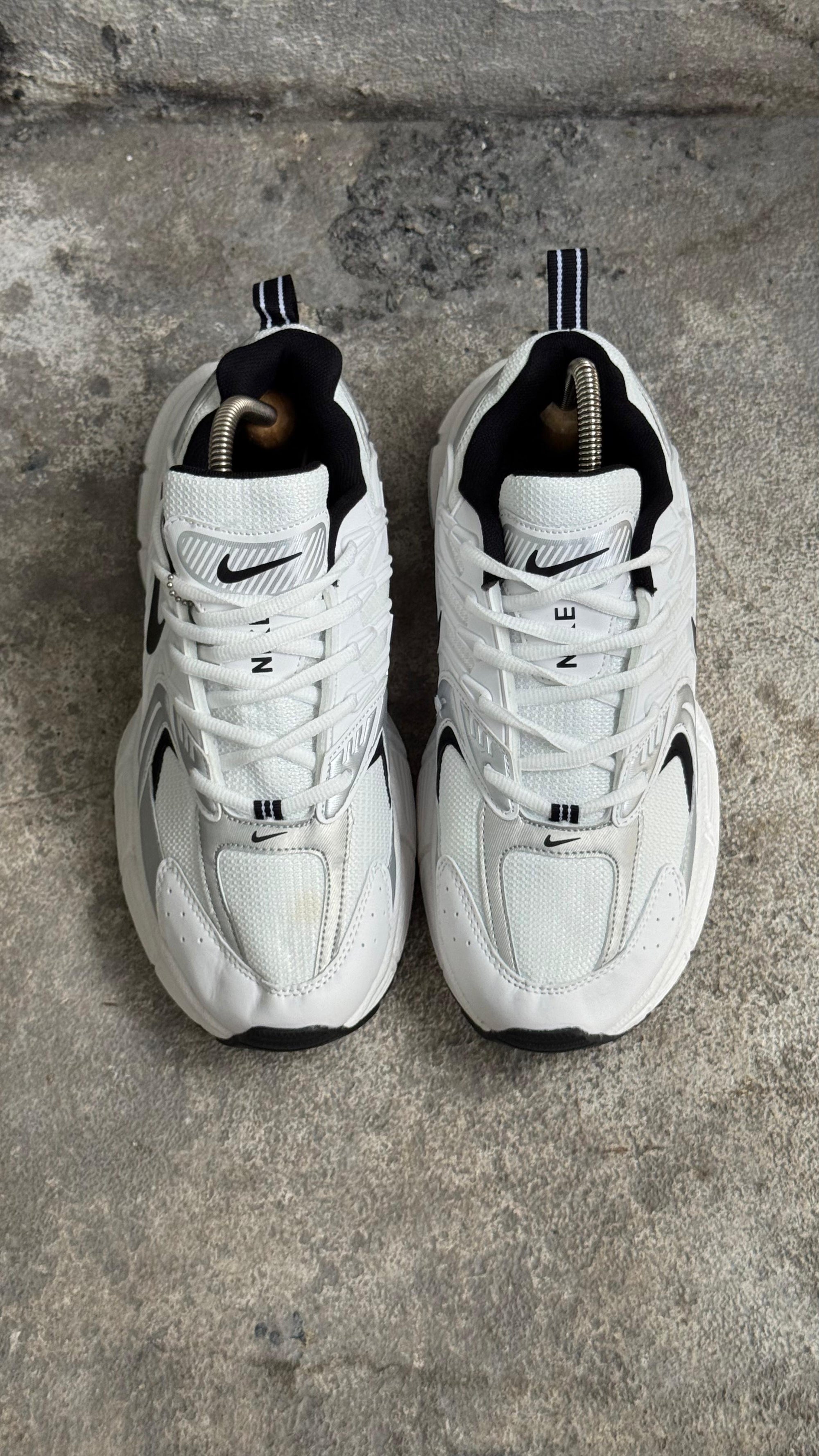 NIKE SKATE BLANCO NEGRO