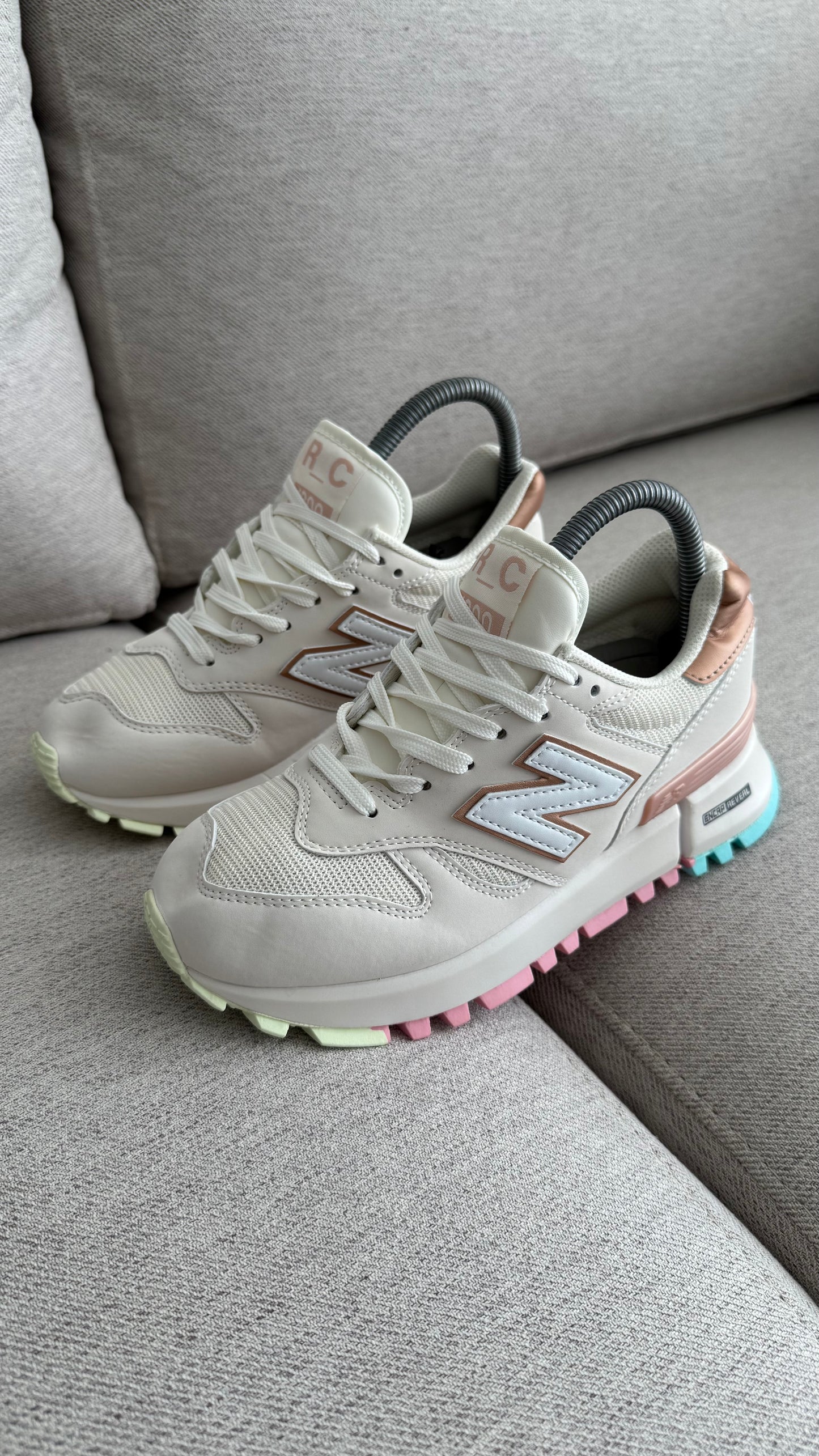 NEW BALANCE 1300 BLANCO DORADO