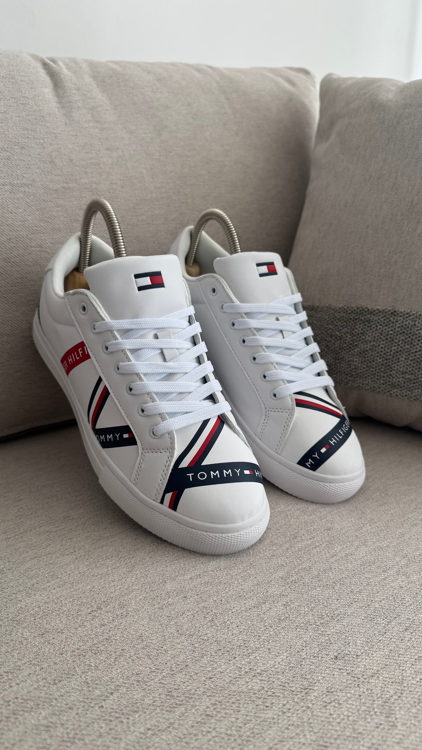 TOMMY HILFIGER ZAPATILLA BLANCA AZUL ROJA