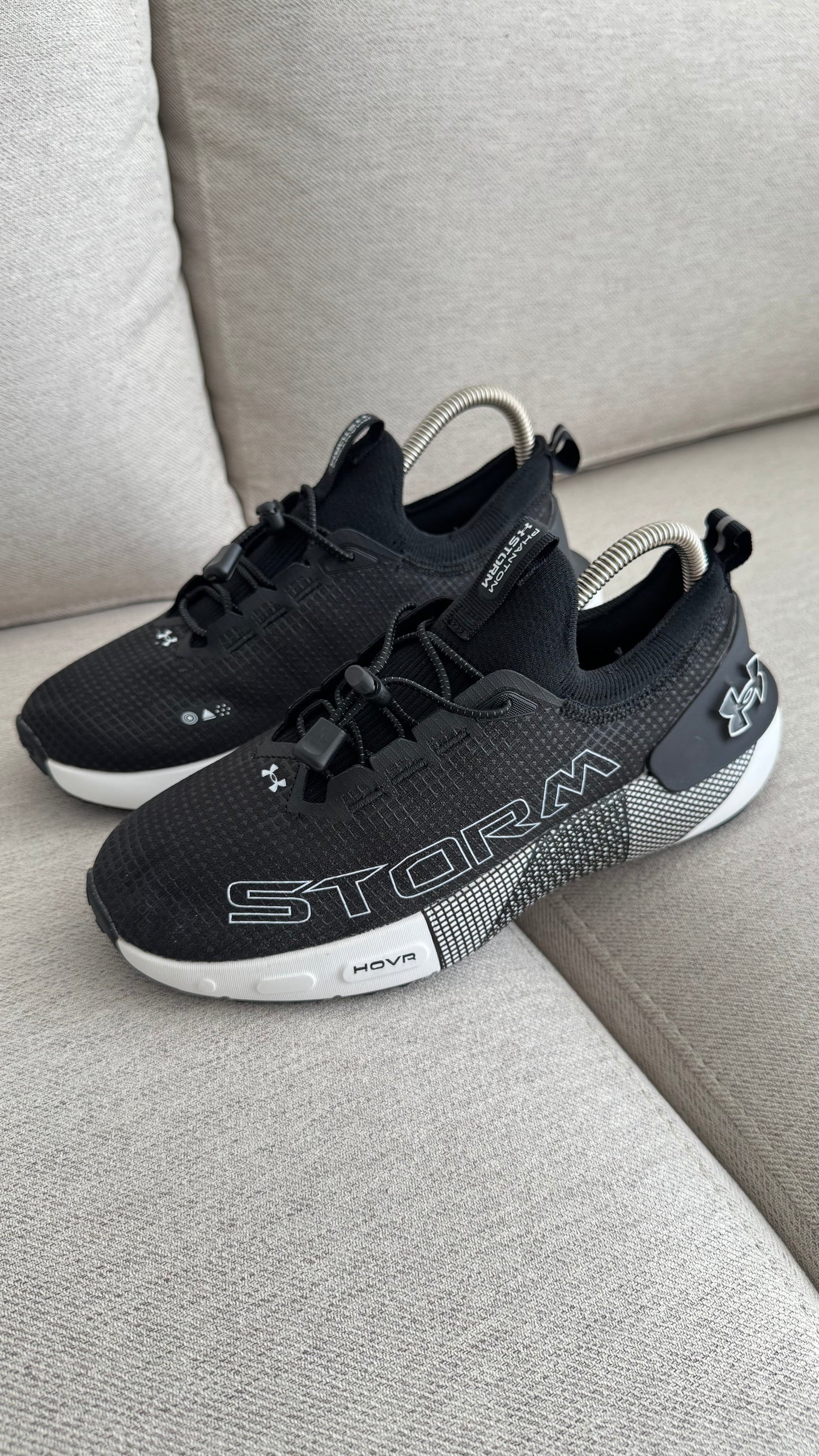 UNDER ARMOUR STROM NEGRO BLANCO