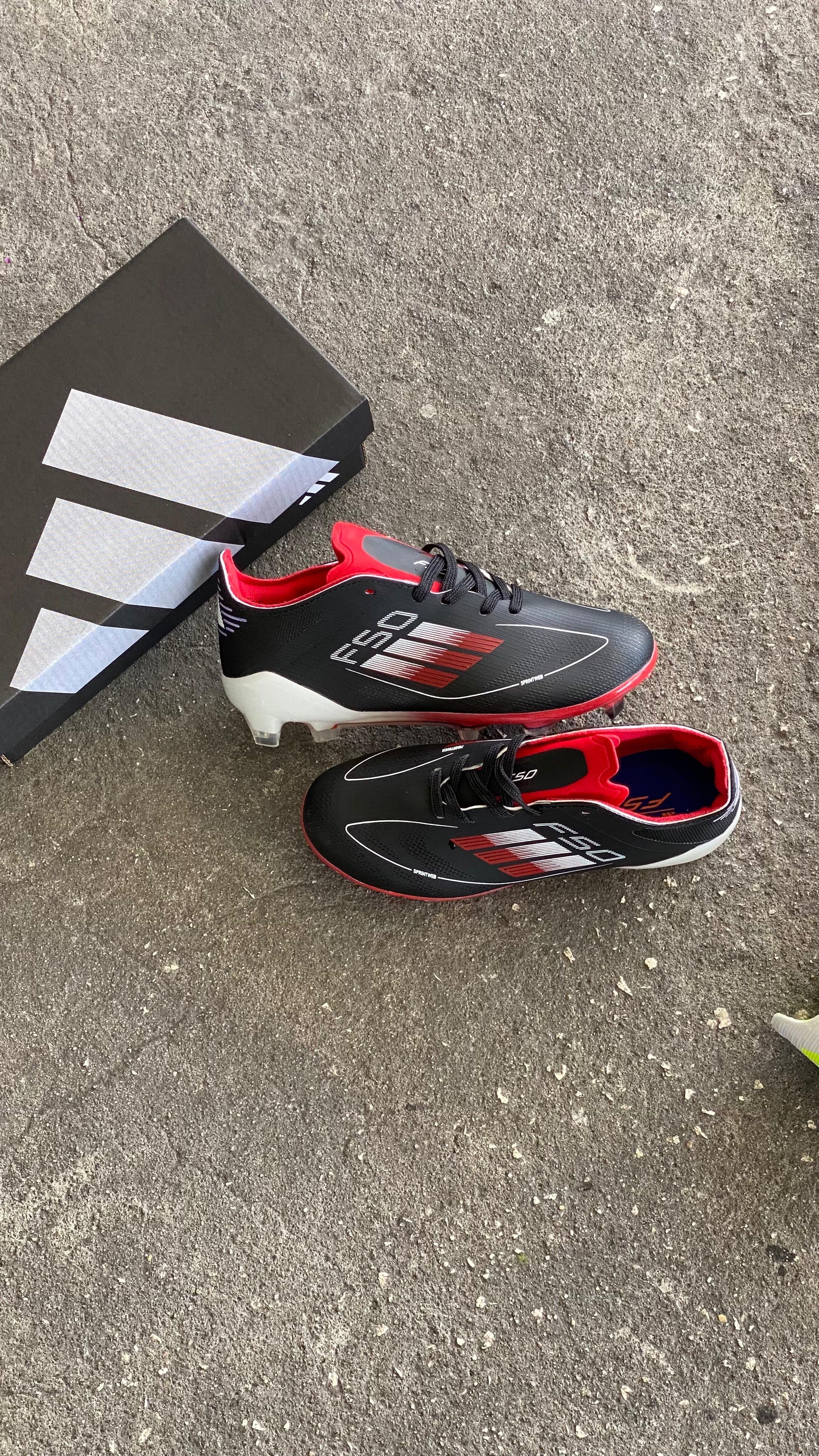 ADIDAS GUAYO F50 NIÑO NEGRO ROJO BLANCO