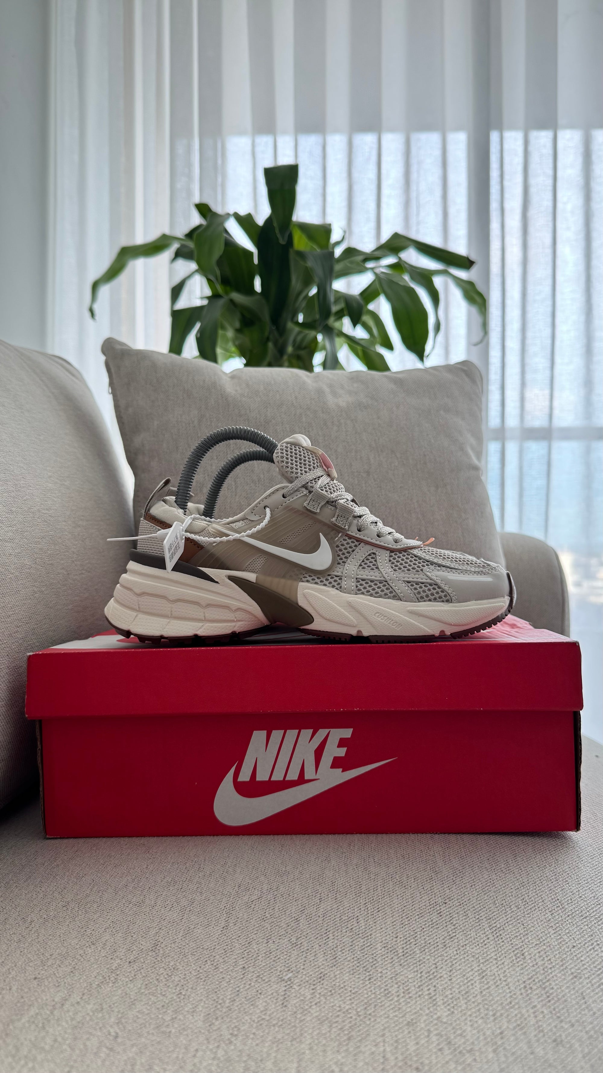 NIKE V2K BEIGE
