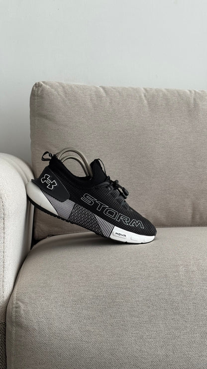 UNDER ARMOUR STROM NEGRO BLANCO