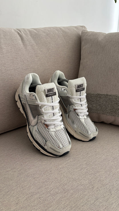 NIKE VOMERO PLATA