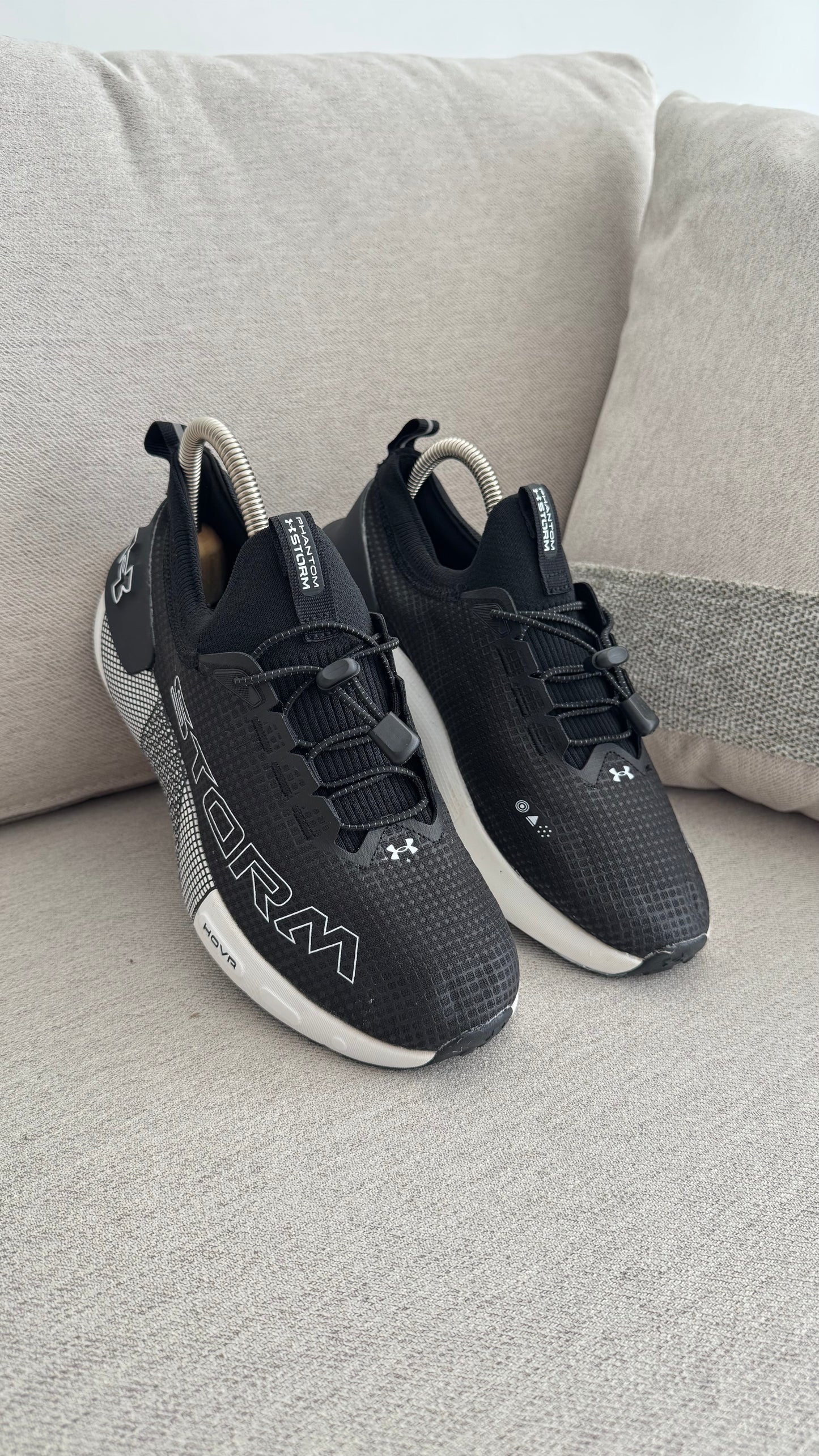 UNDER ARMOUR STROM NEGRO BLANCO