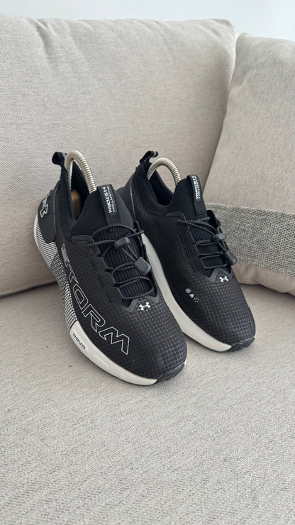 UNDER ARMOUR STROM NEGRO BLANCO