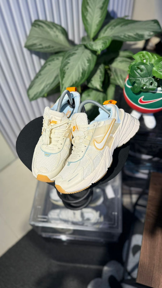 NIKE V2K BEIGE AMARILLO