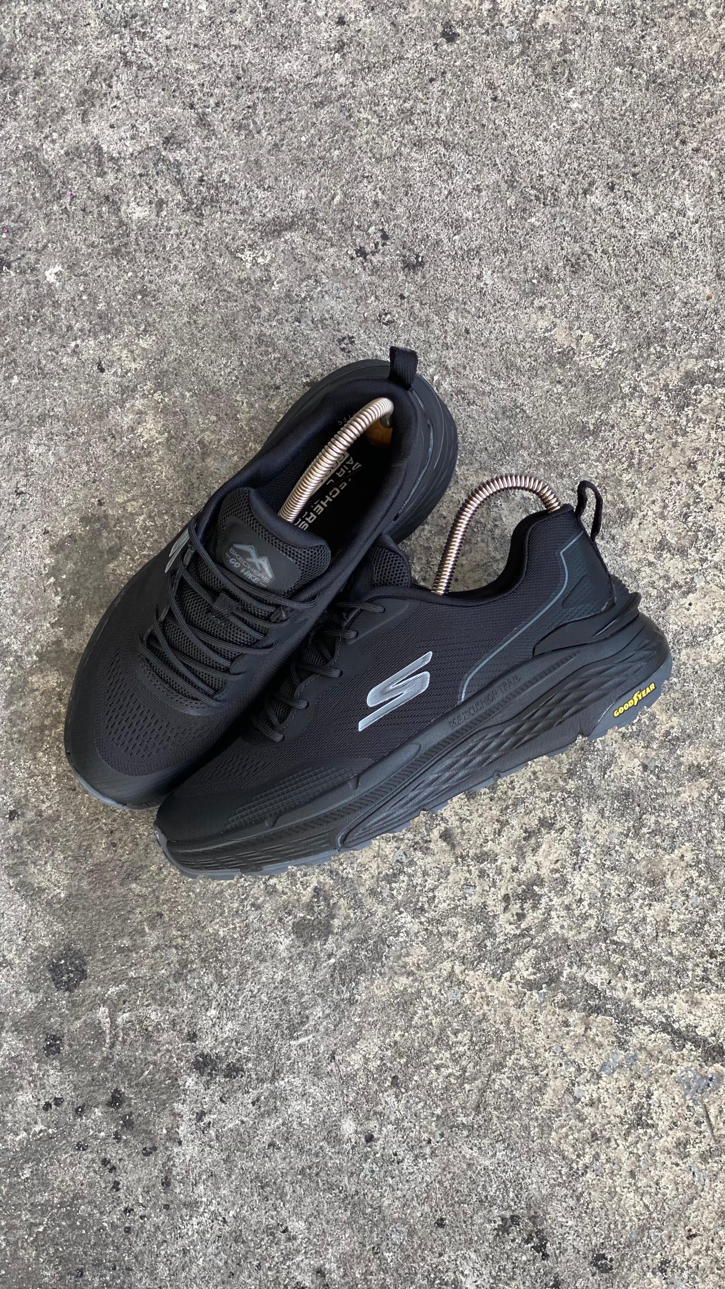 SKETCHERS GYEAR NEGRO