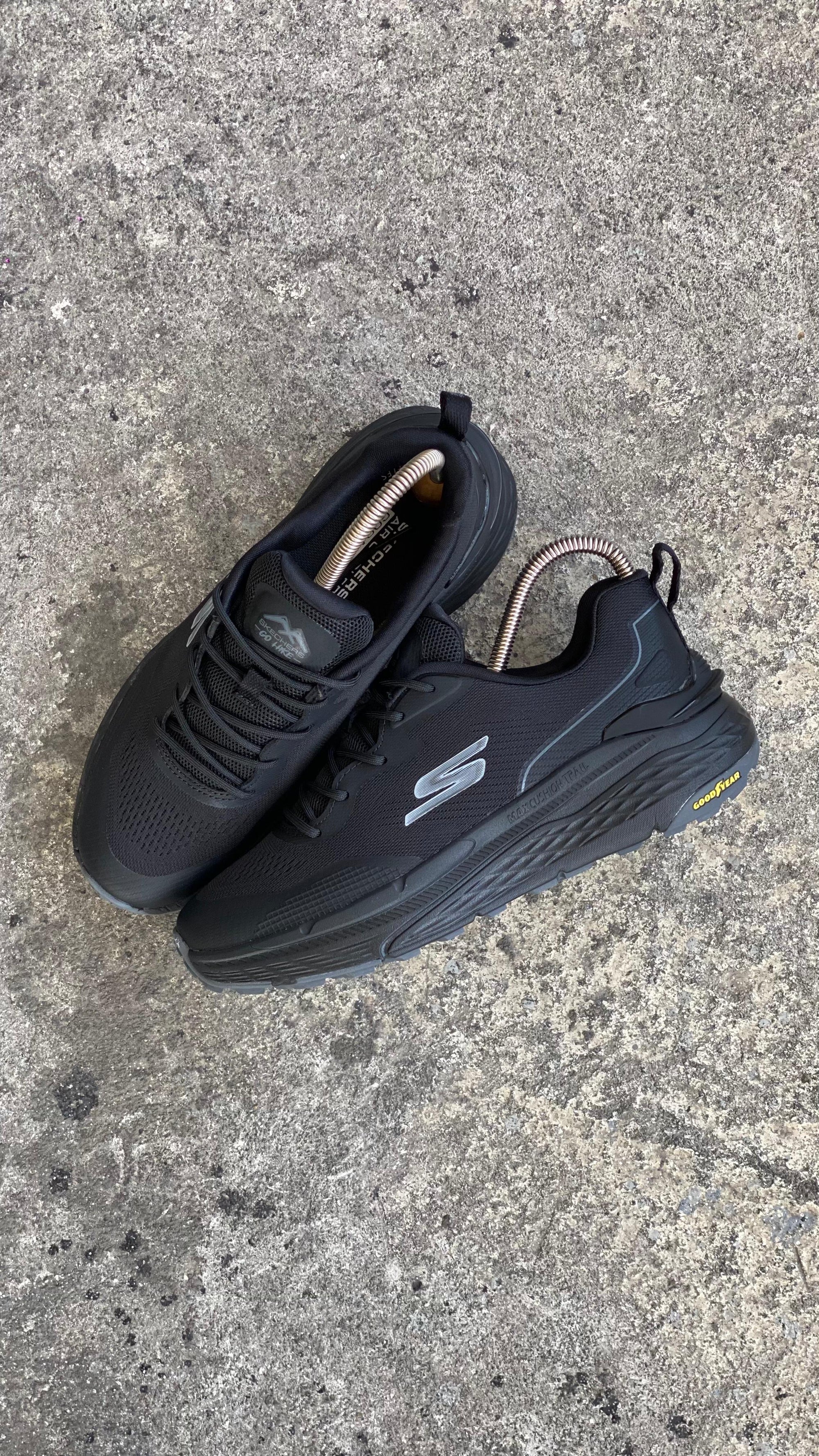 SKETCHERS GYEAR NEGRO