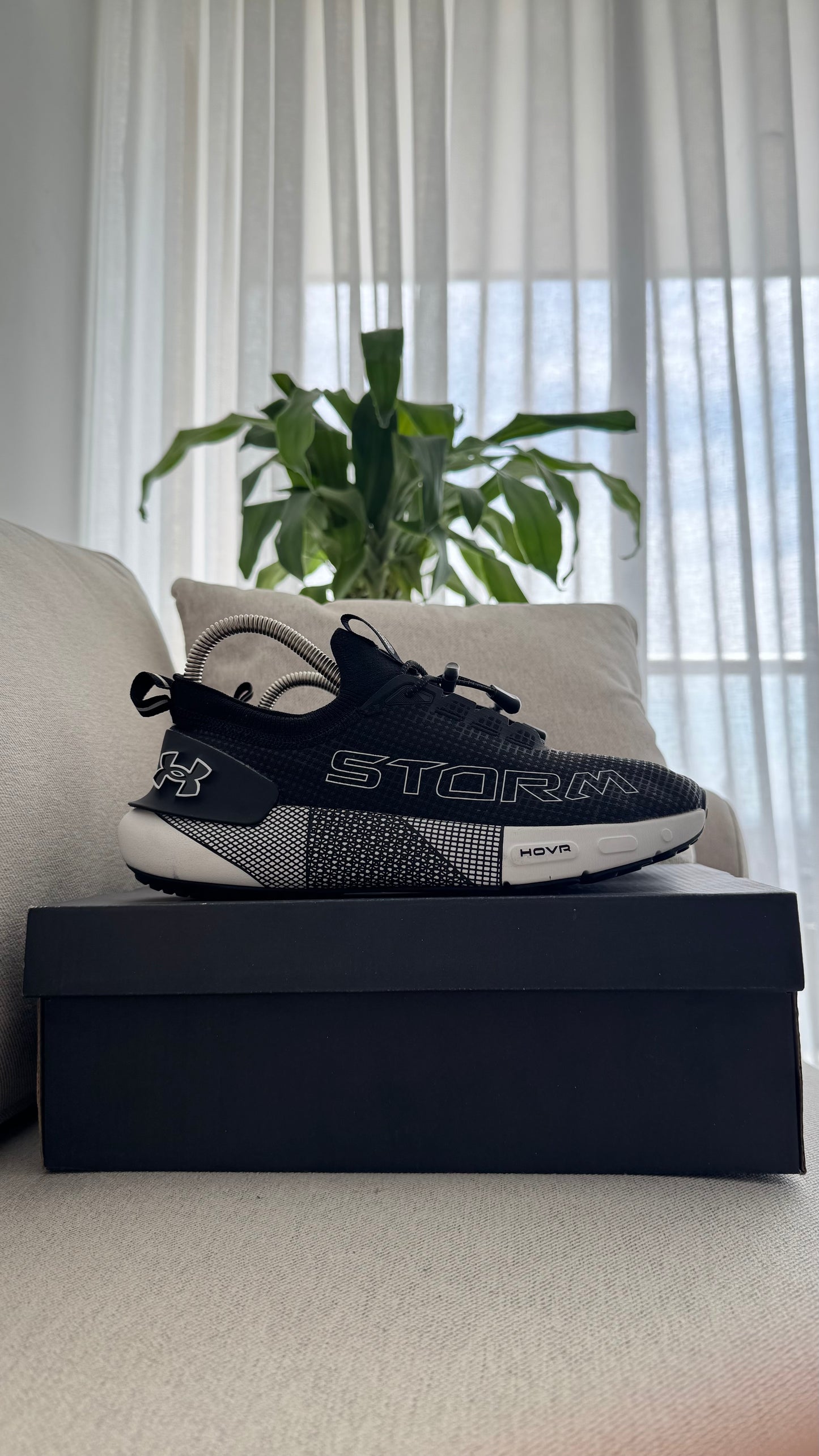 UNDER ARMOUR STROM NEGRO BLANCO